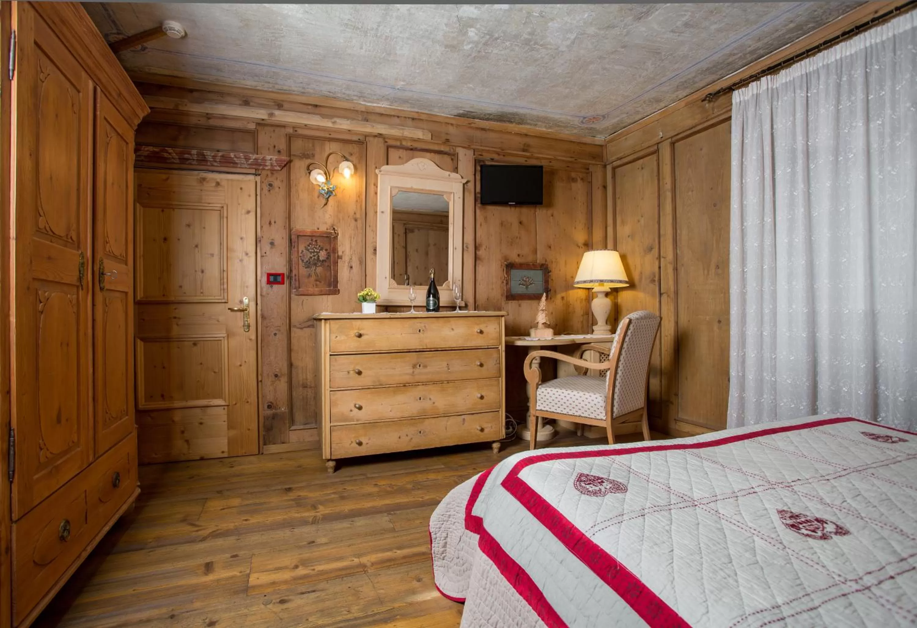 Bed in Historic Hotel Ristorante La Stua