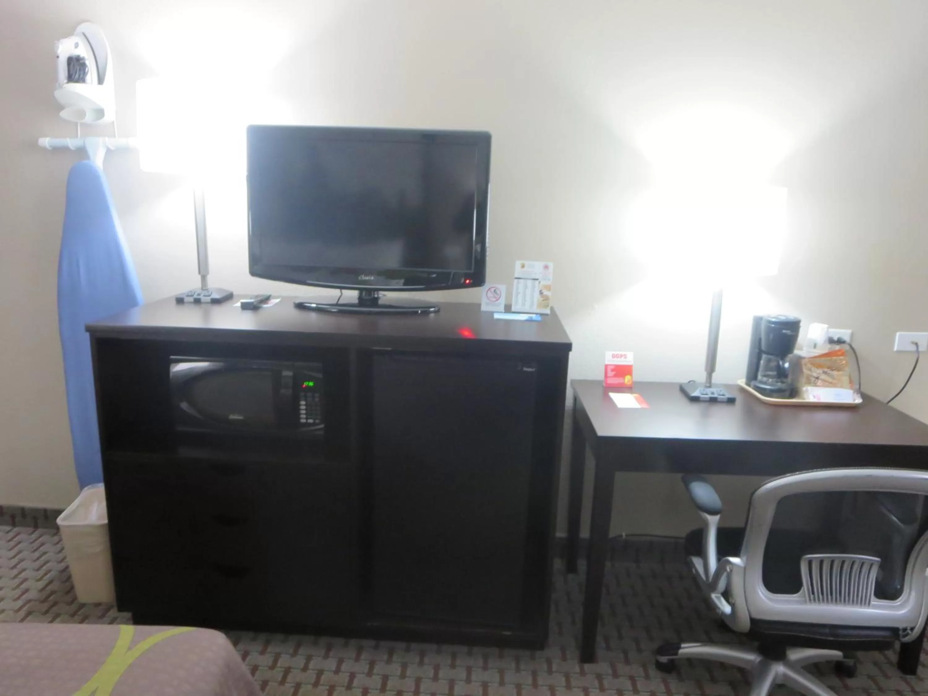 Seating area in Super 8 by Wyndham Mundelein/Libertyville Area