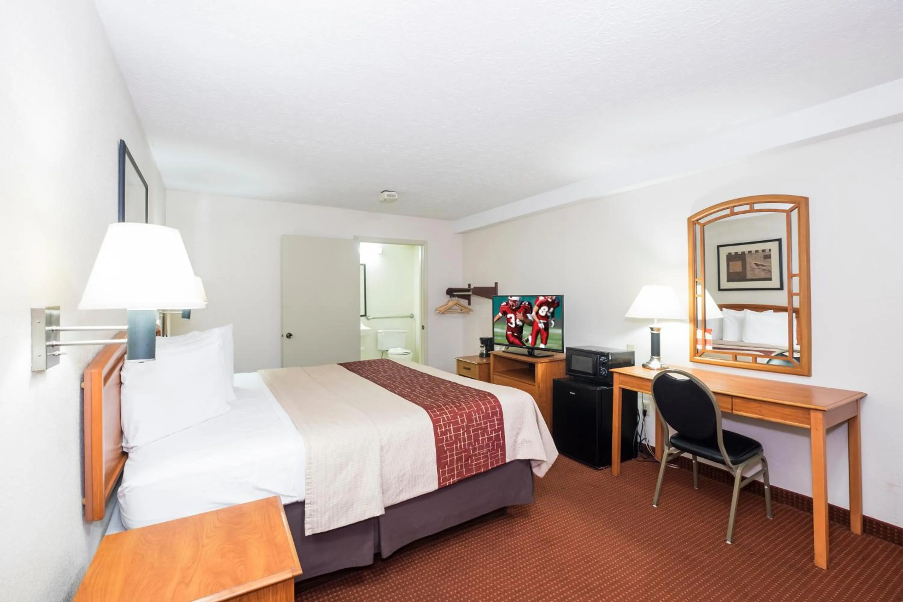 Photo of the whole room, Bed in Red Roof Inn Columbus Northeast Westerville