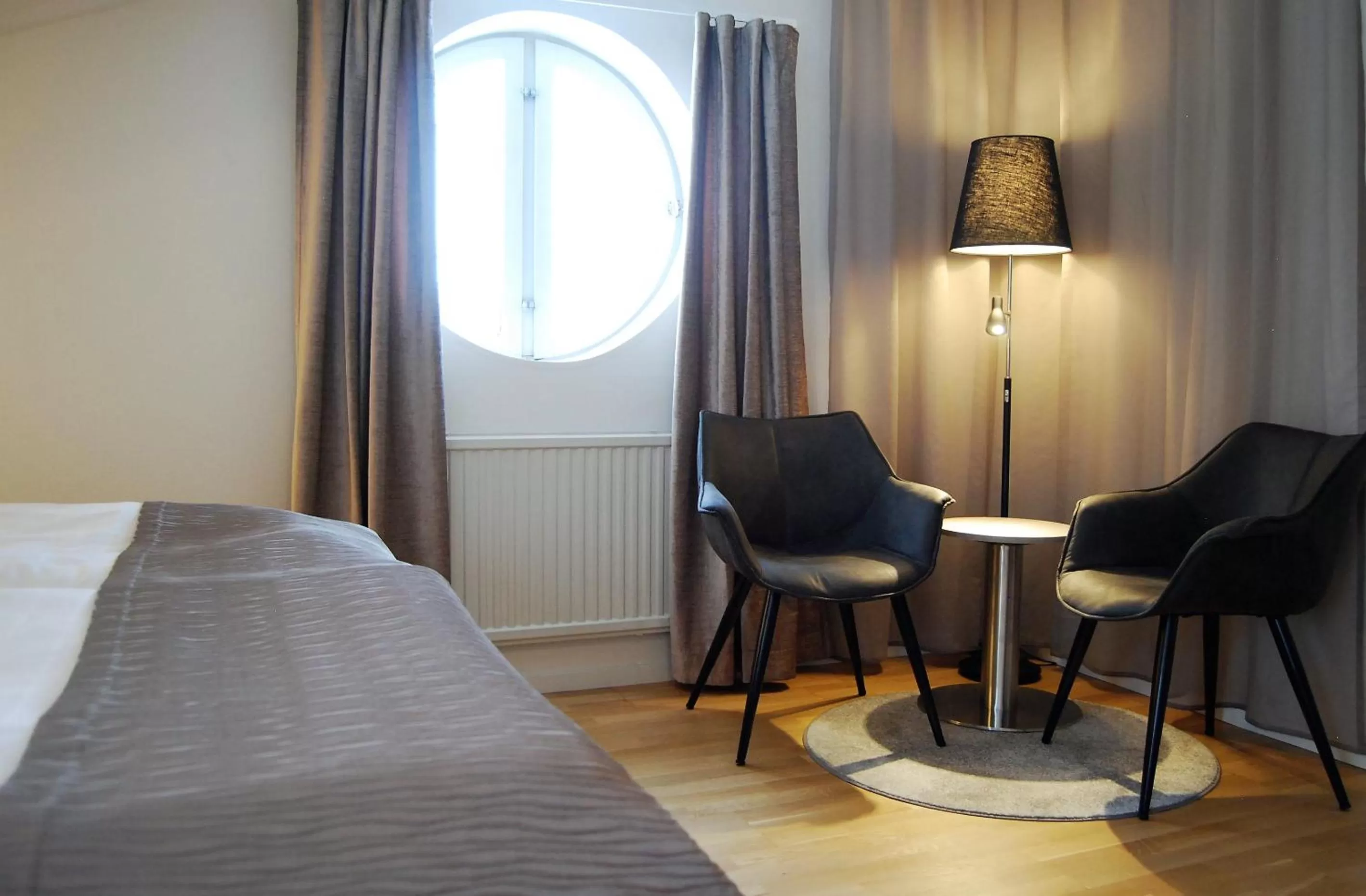 Seating area, Bed in Scandic Arvika