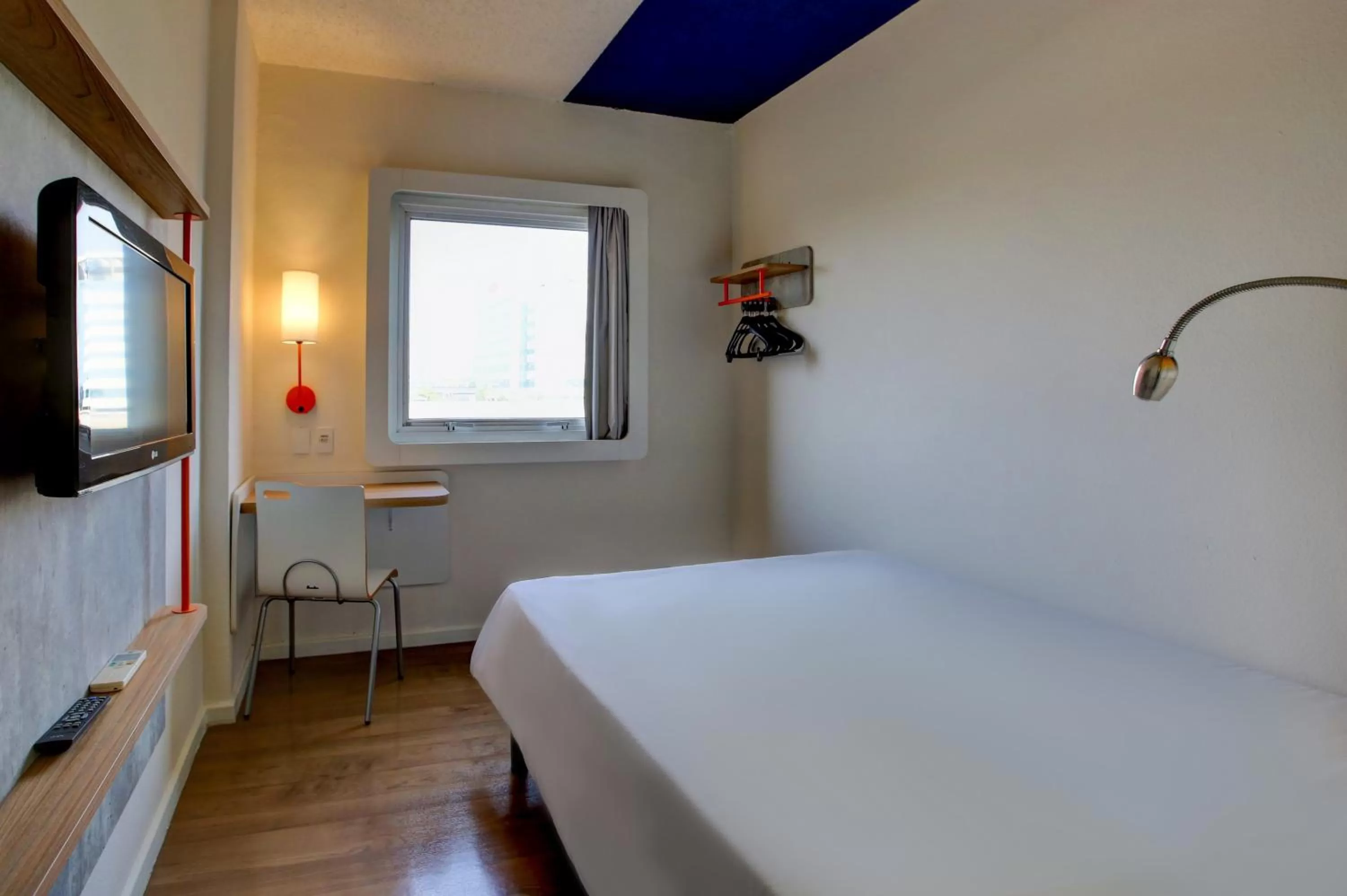 Bedroom, Bed in ibis budget Tambore