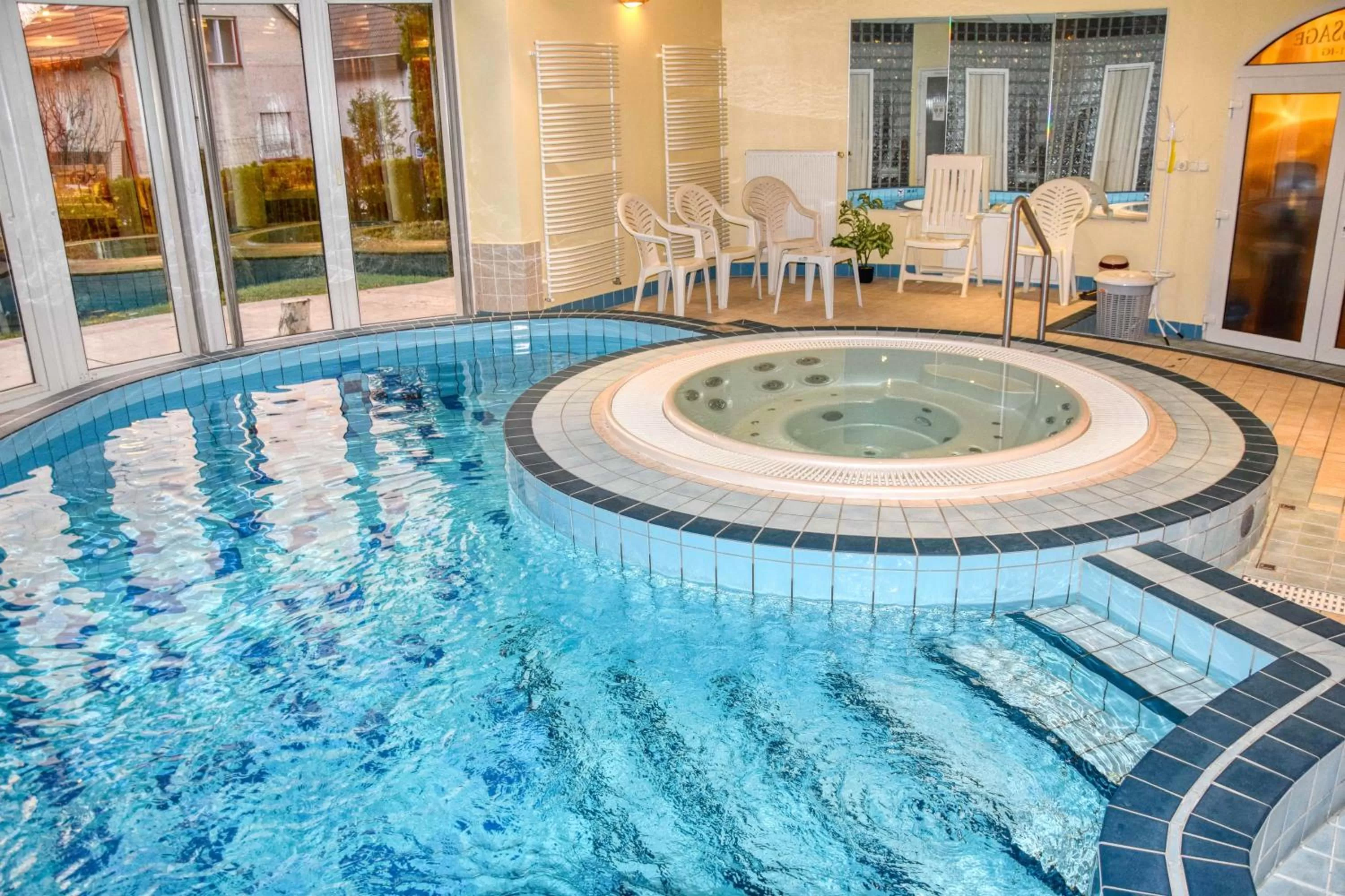 Hot Tub, Swimming Pool in Hotel Penta Lux