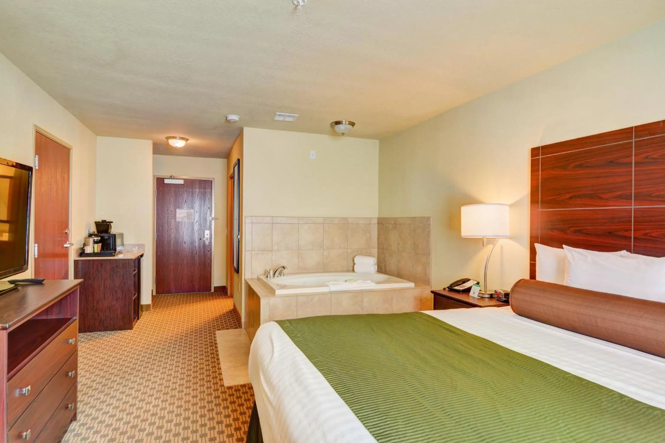 Bedroom in Cobblestone Hotel & Suites - Punxsutawney