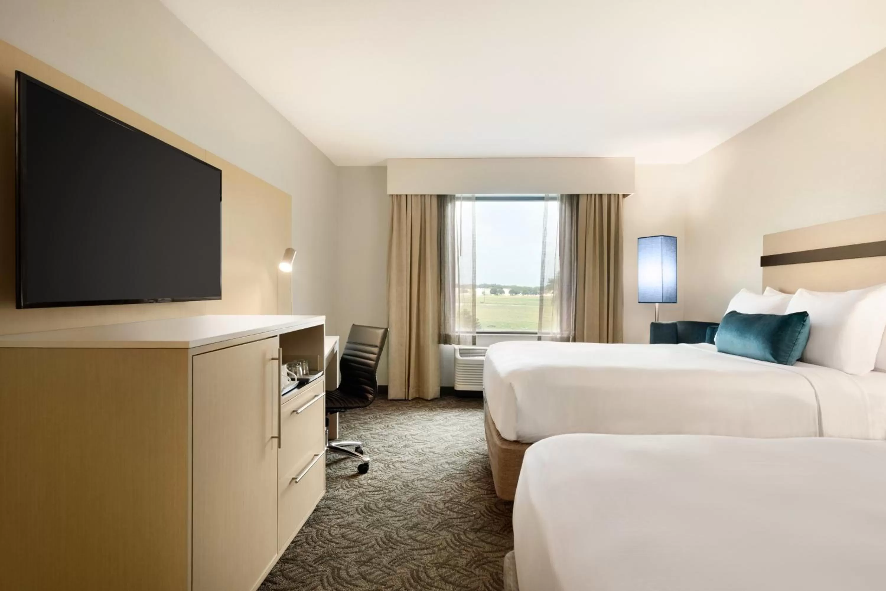 Photo of the whole room, Bed in Holiday Inn - Bloomington - Normal by IHG