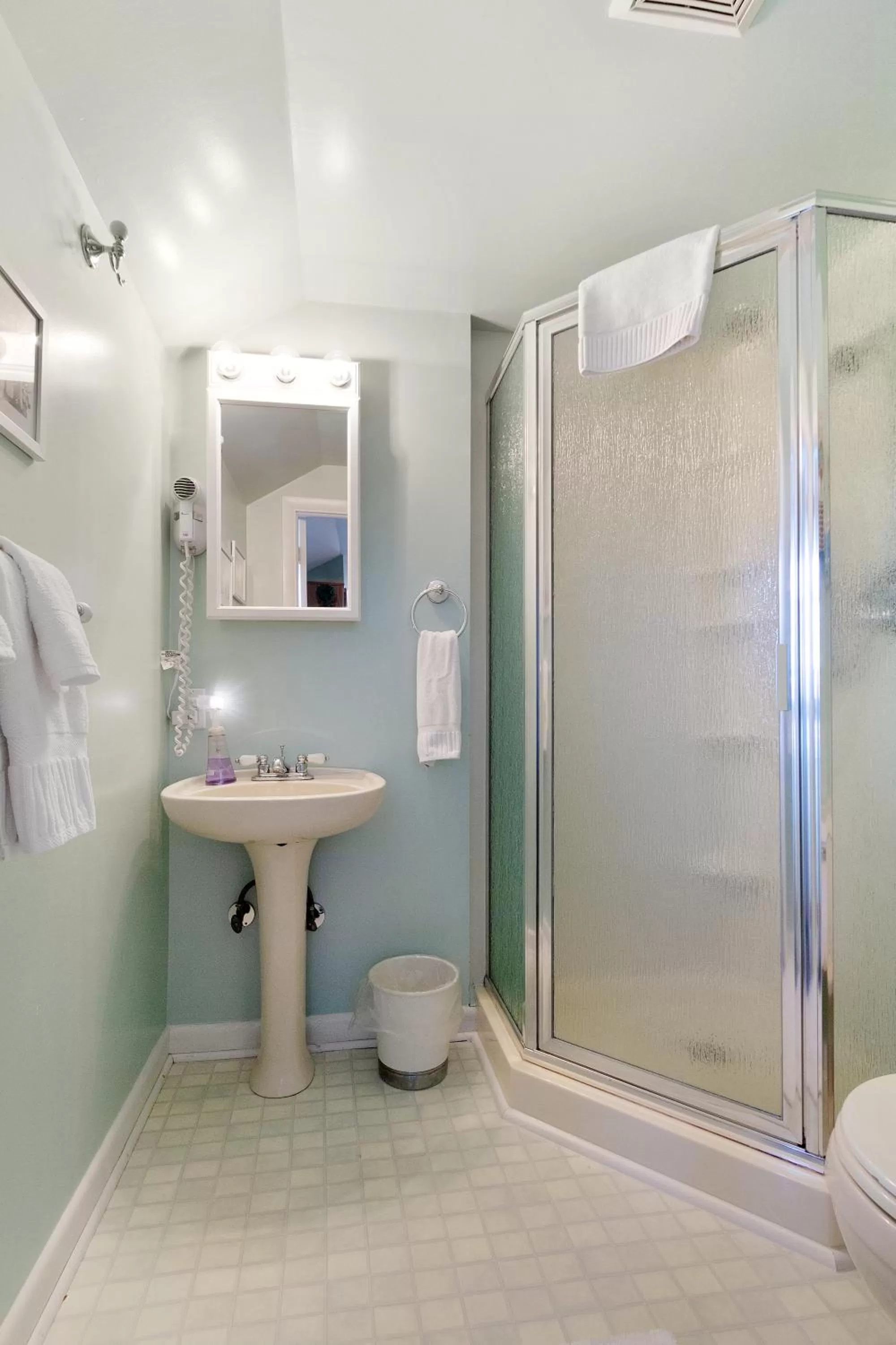 Bathroom in After Eight Bed and Breakfast