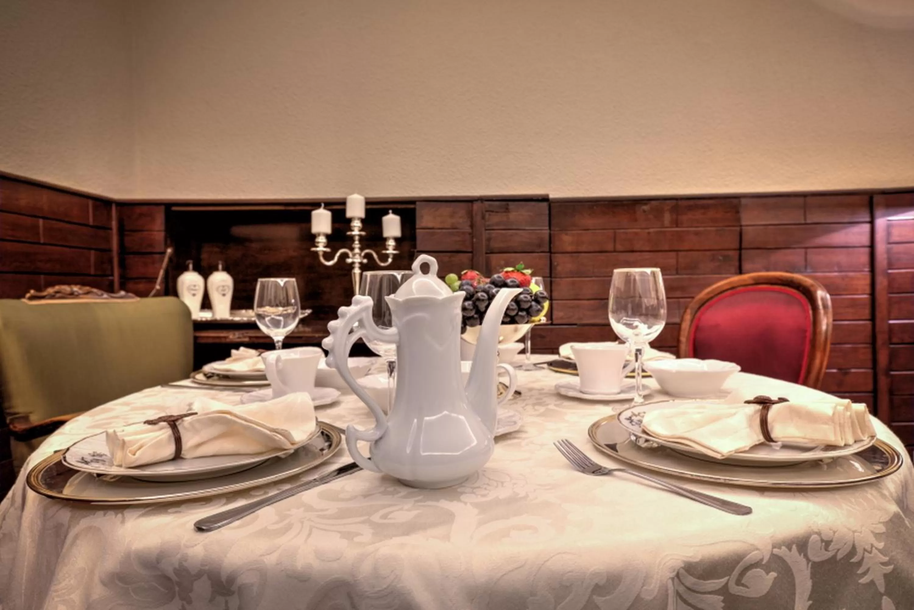 Restaurant/places to eat in Grand Boutique Hotel