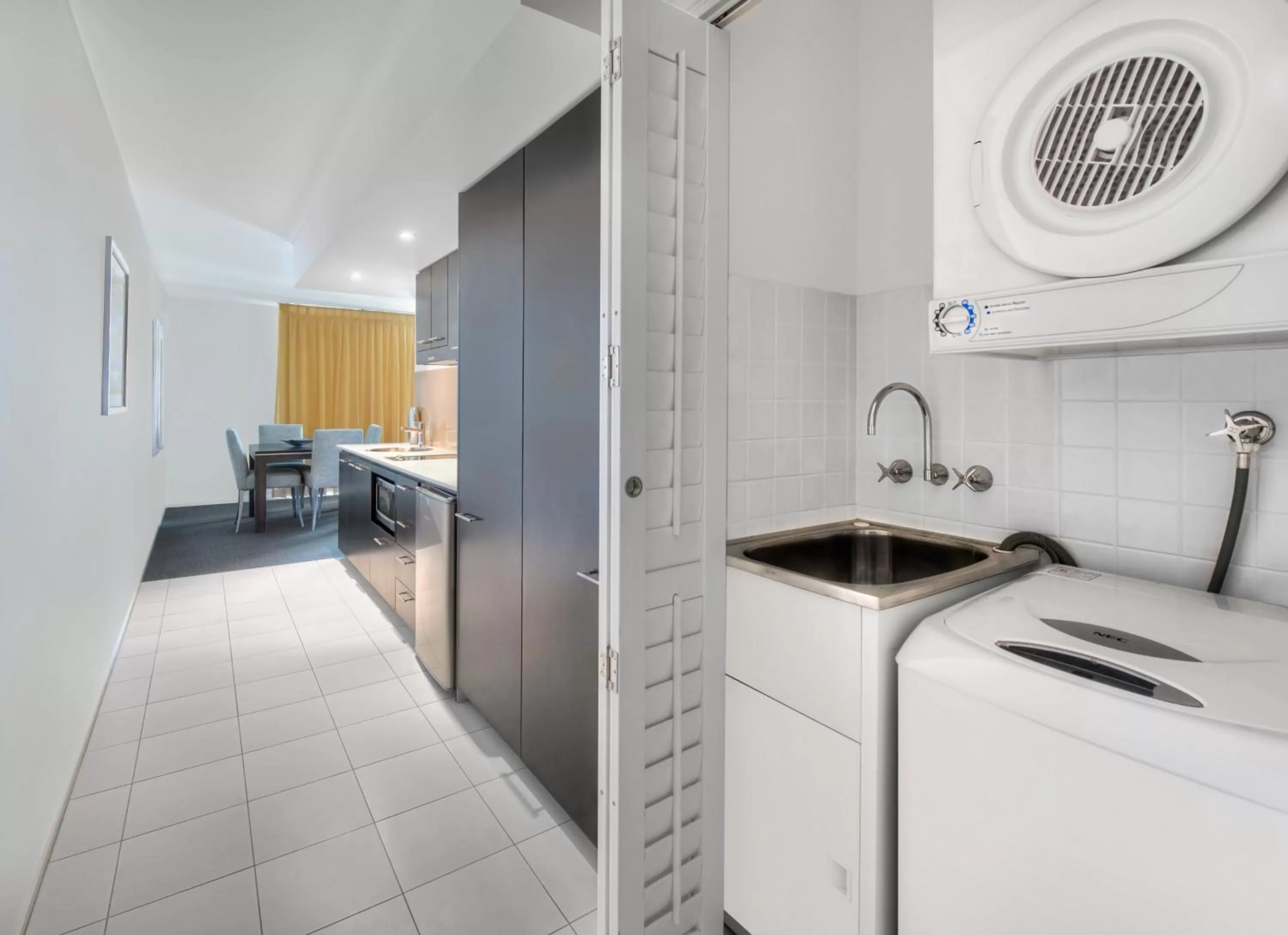 Kitchen or kitchenette in Ramada Hotel & Suites by Wyndham Ballina Byron