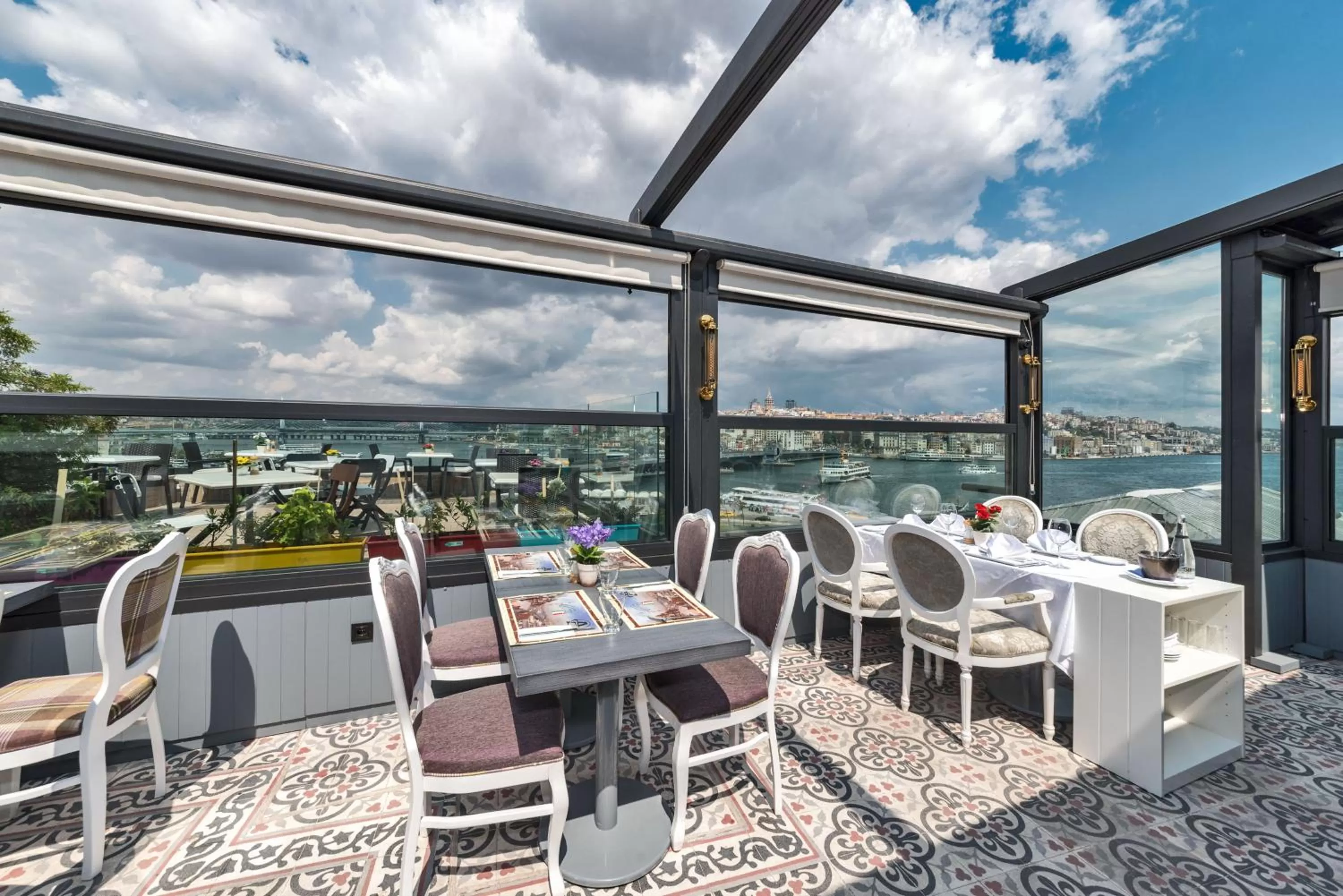 Restaurant/places to eat in Alpek Hotel