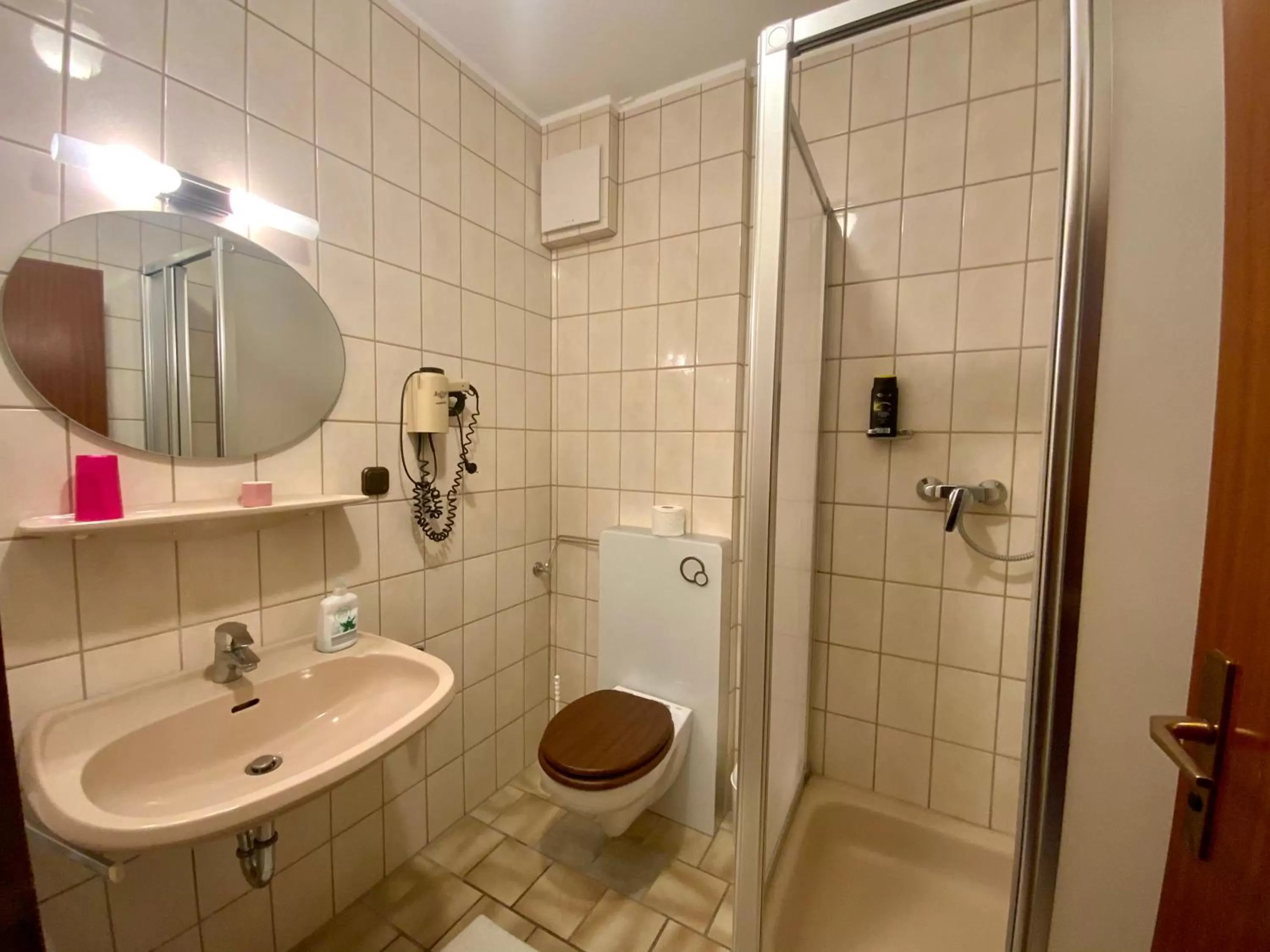 Shower in Hotel Attaché