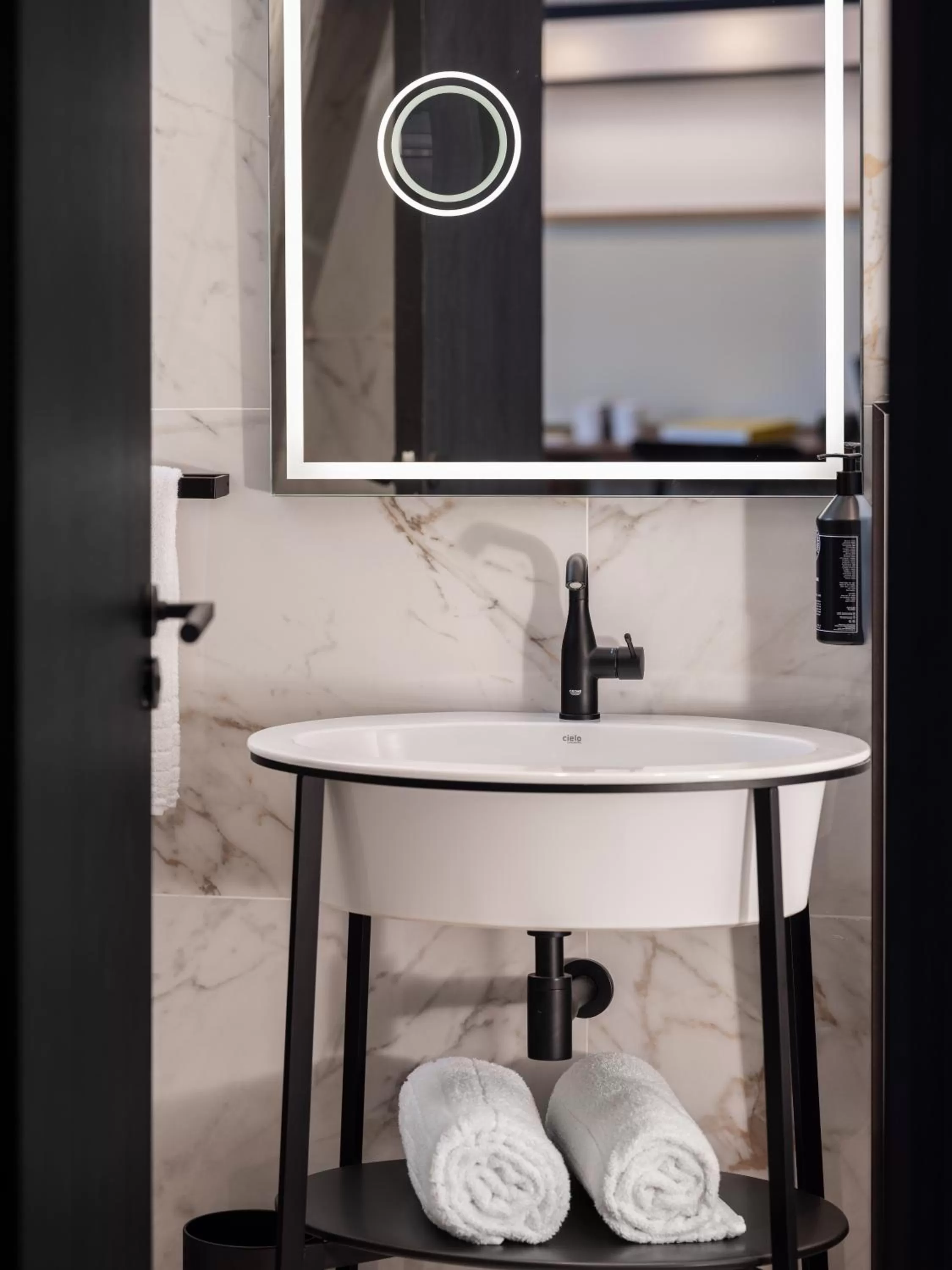 Bathroom in Solly Hôtel Paris