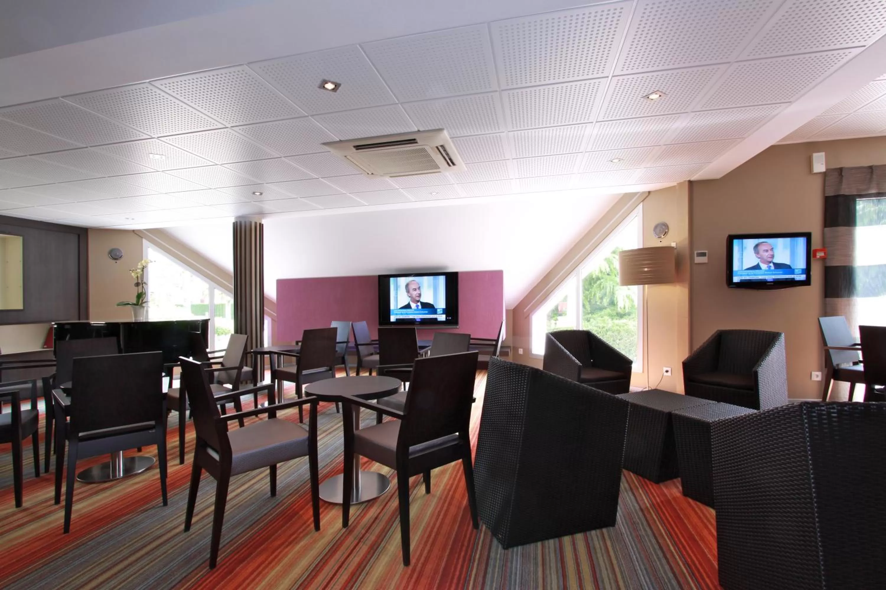 Lounge or bar in Mercure Hexagone Luxeuil