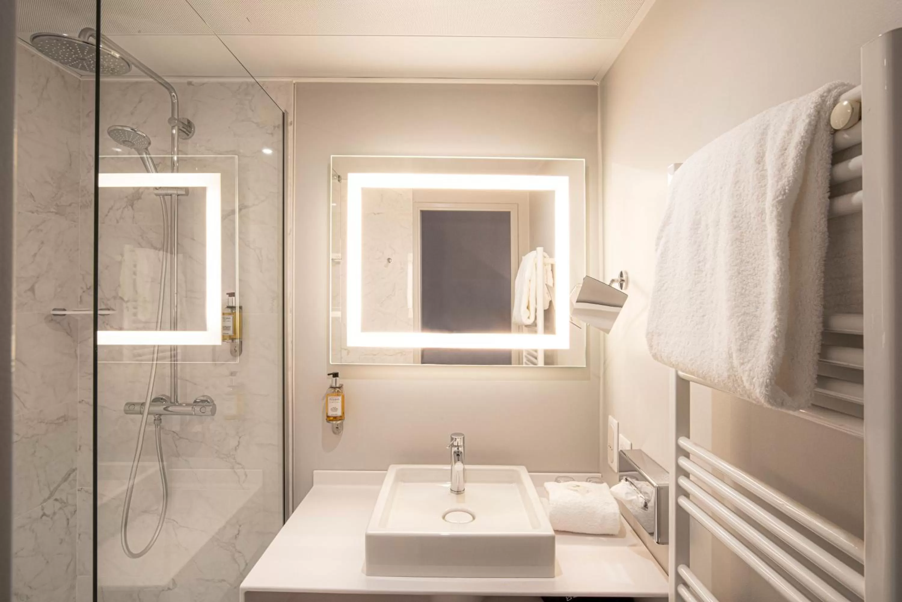 Bathroom in Hôtel Quorum