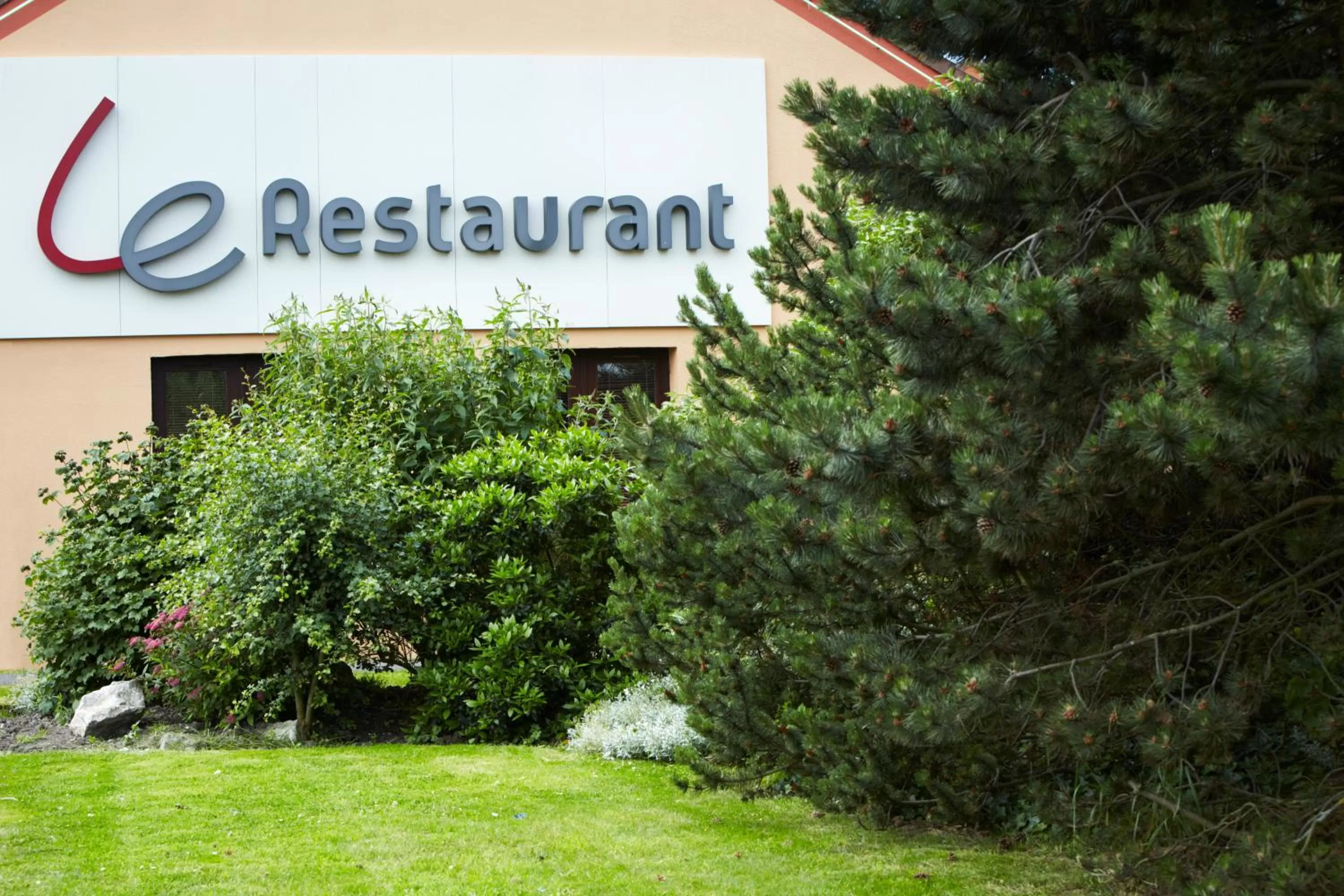 Facade/entrance in Campanile Calais