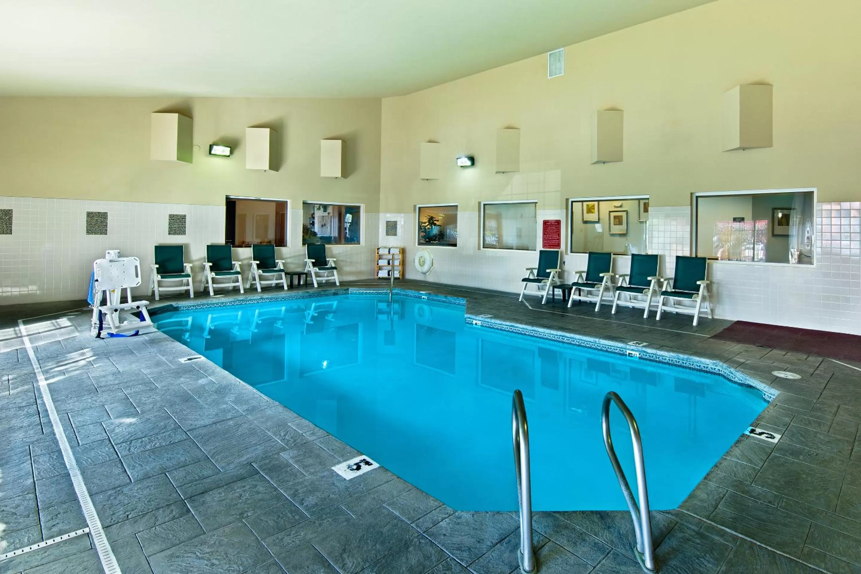 Swimming pool in Oxford Suites Hermiston