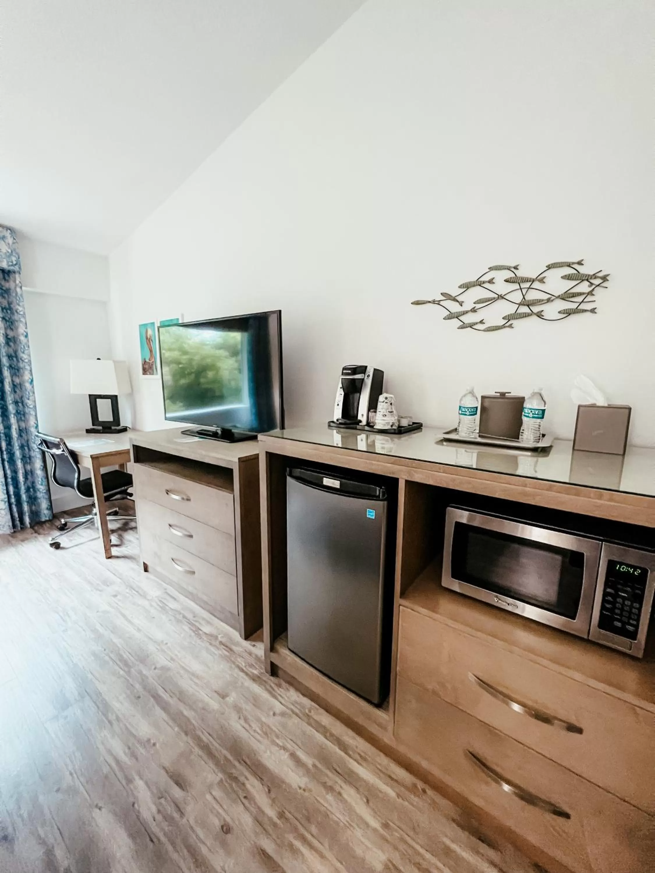 TV and multimedia in Bayside Inn Key Largo