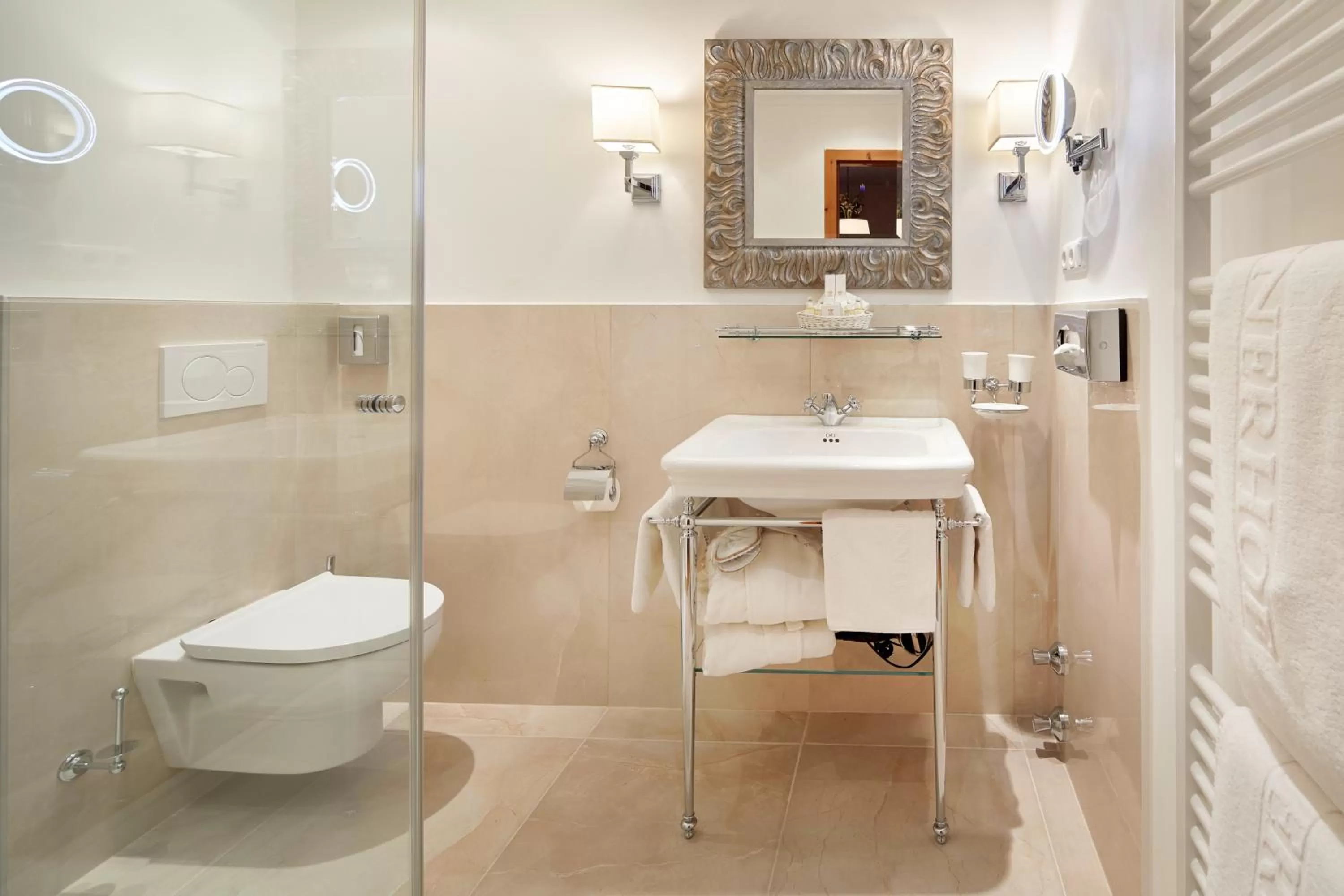 Bathroom in Landsitz Römerhof - Hotel Apartments