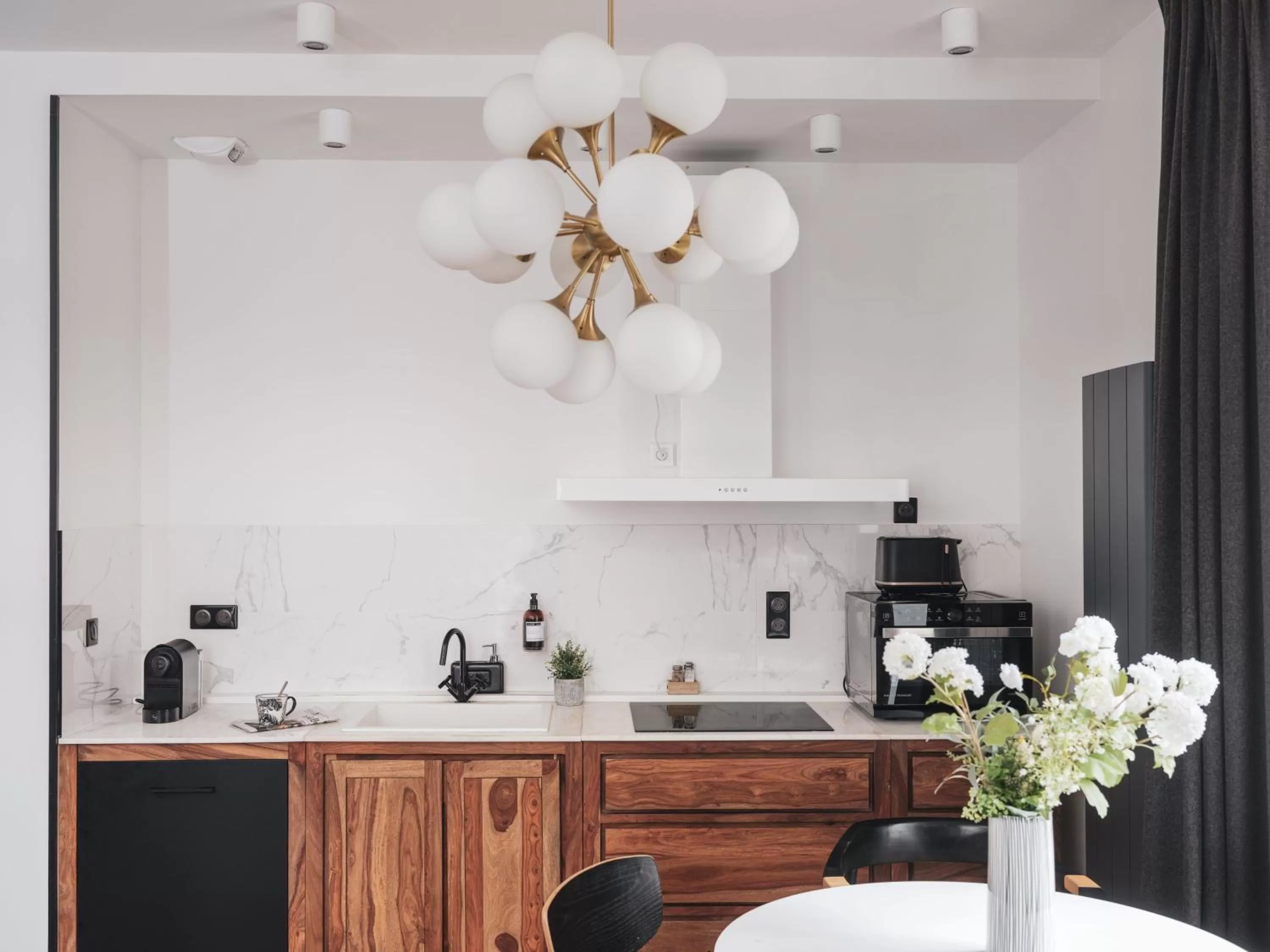 Kitchen or kitchenette in Maisons du Monde Hotel & Suites - Nantes