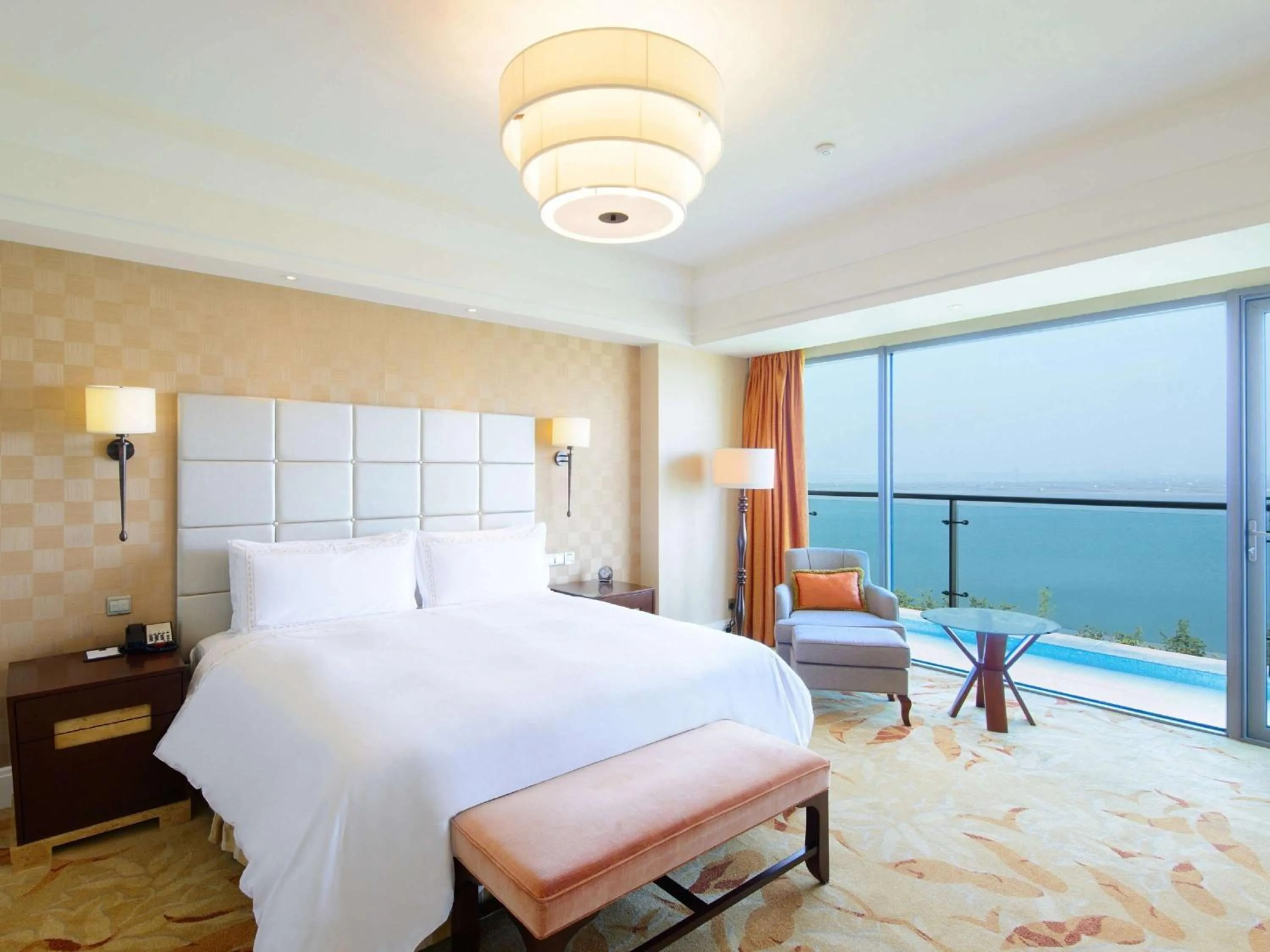 Photo of the whole room, Bed in Fairmont Yangcheng Lake