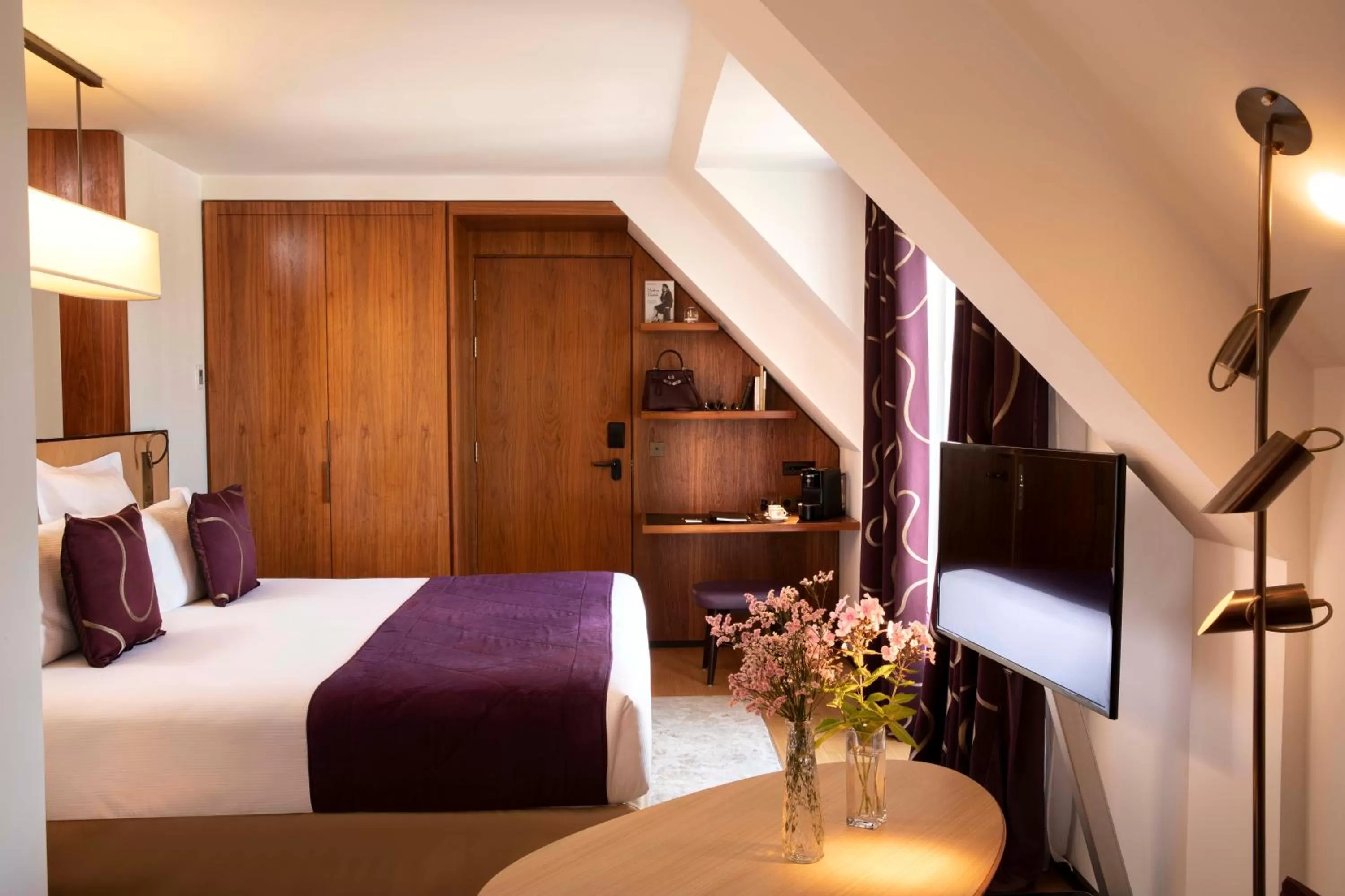 Staff, Bed in Hotel Maison FL