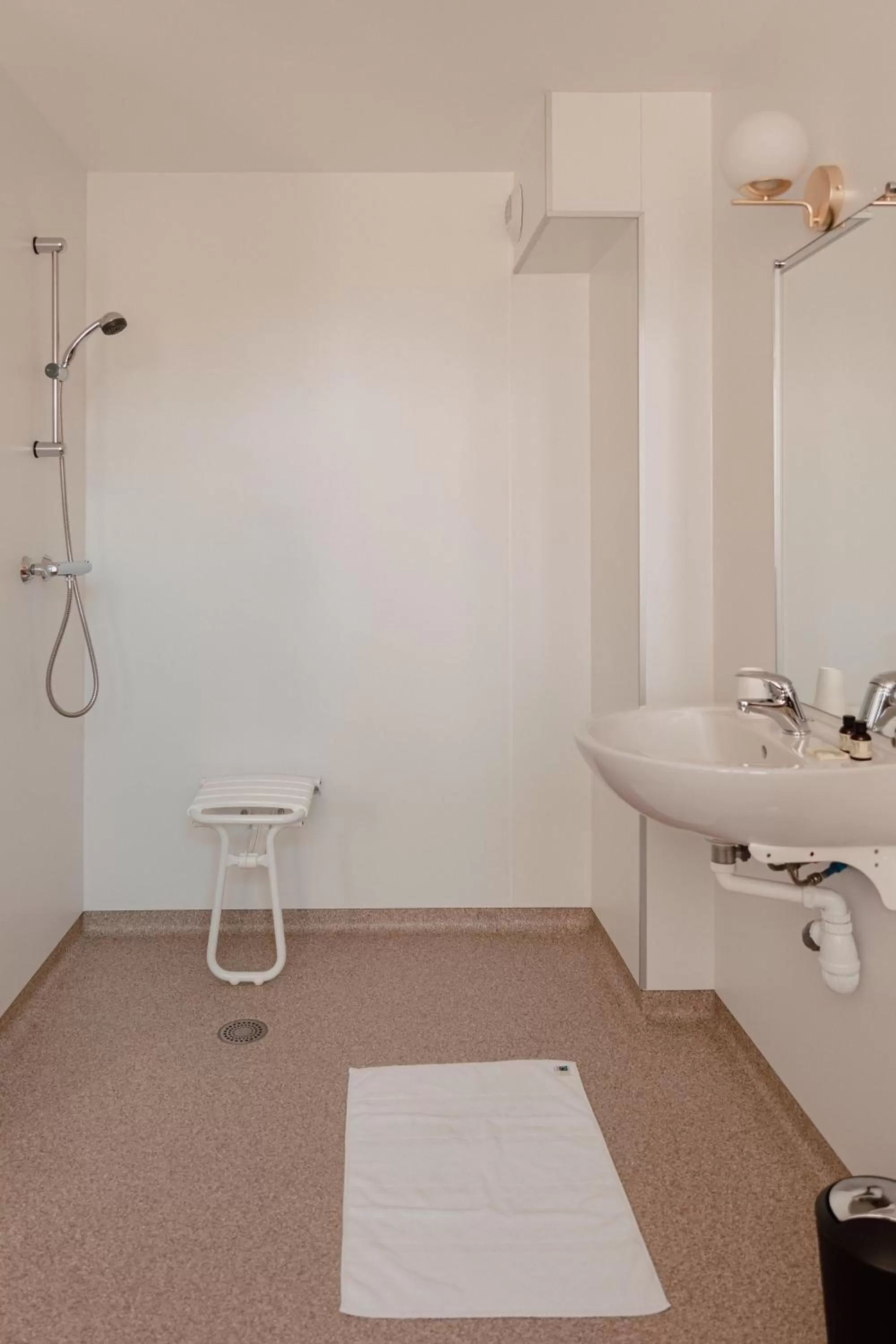 Bathroom in Mage hôtels - Hôtel la grenette - Brasserie Bonté Divine