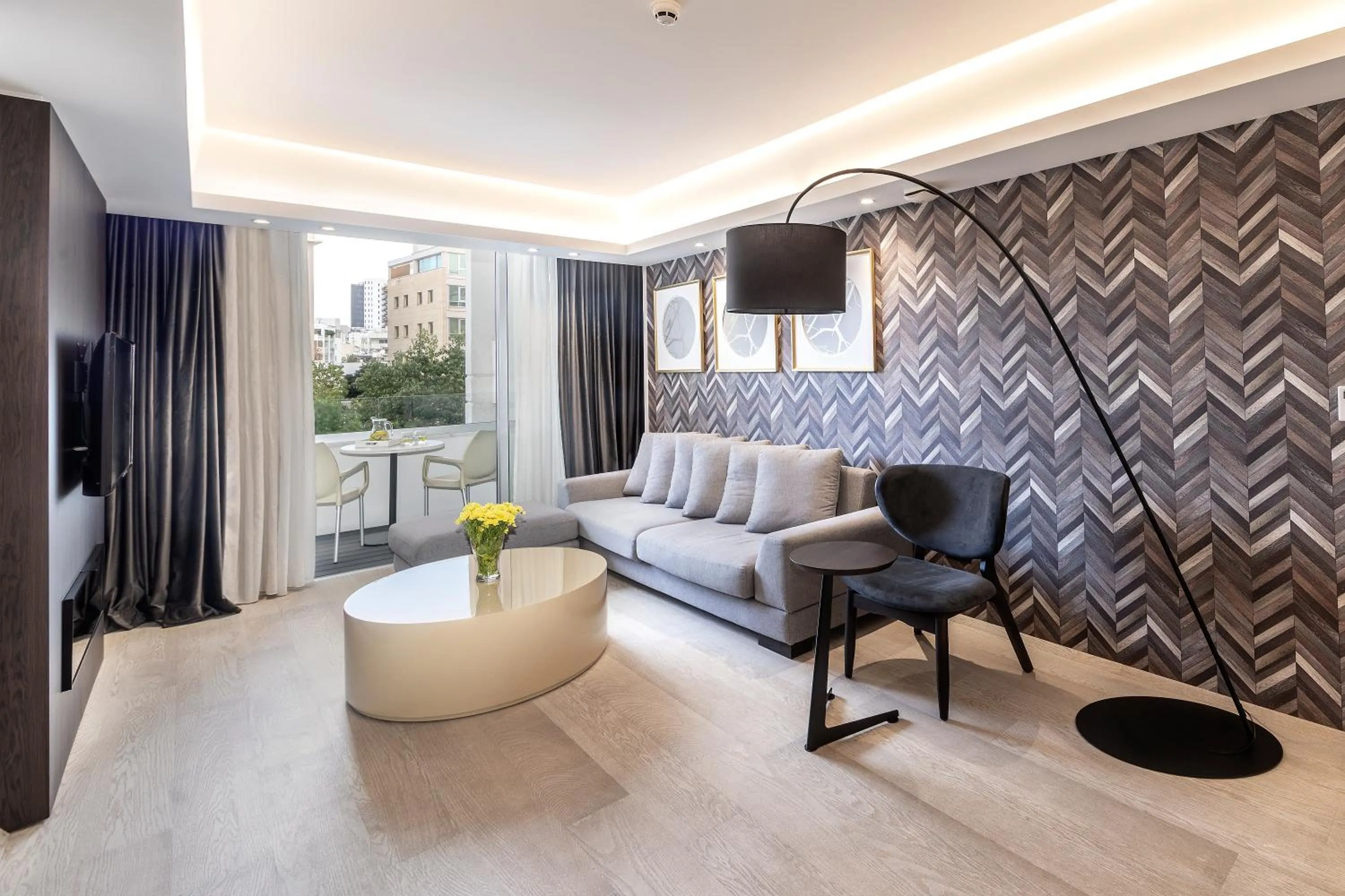 TV and multimedia in Almond Business Hotel