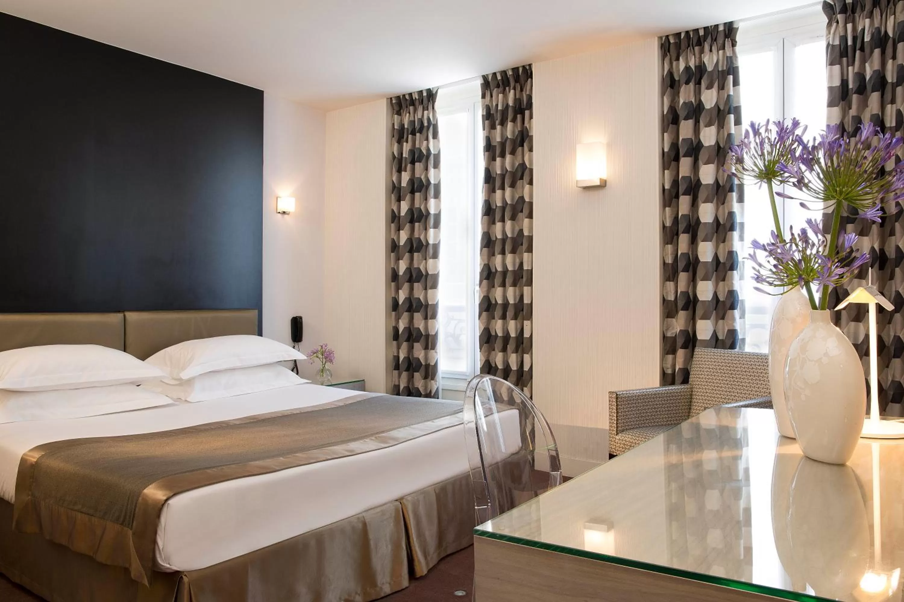 Photo of the whole room, Bed in Hôtel A La Villa des Artistes