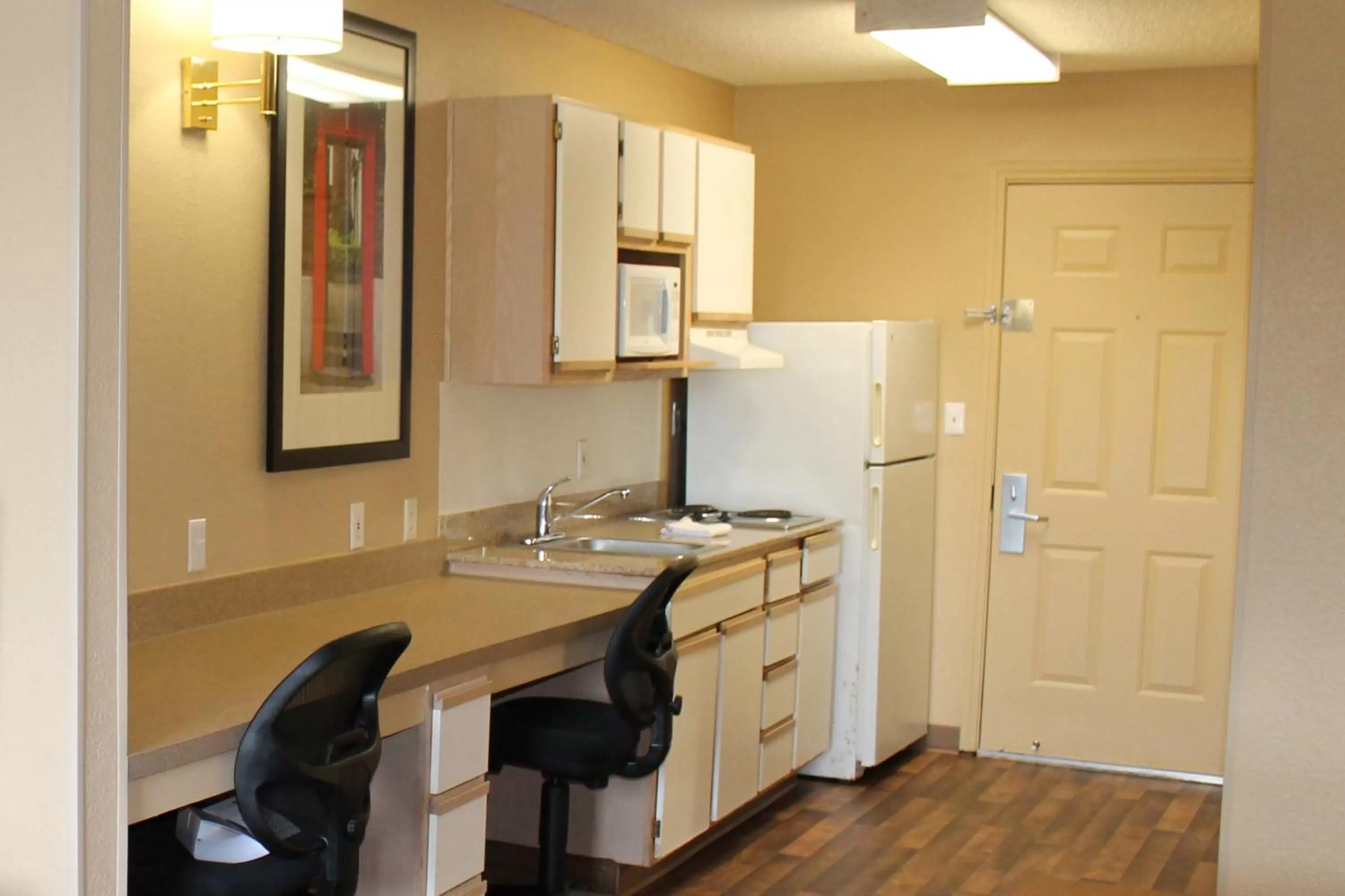 Kitchen or kitchenette in Extended Stay America Suites - Houston - Katy Freeway - Energy Corridor