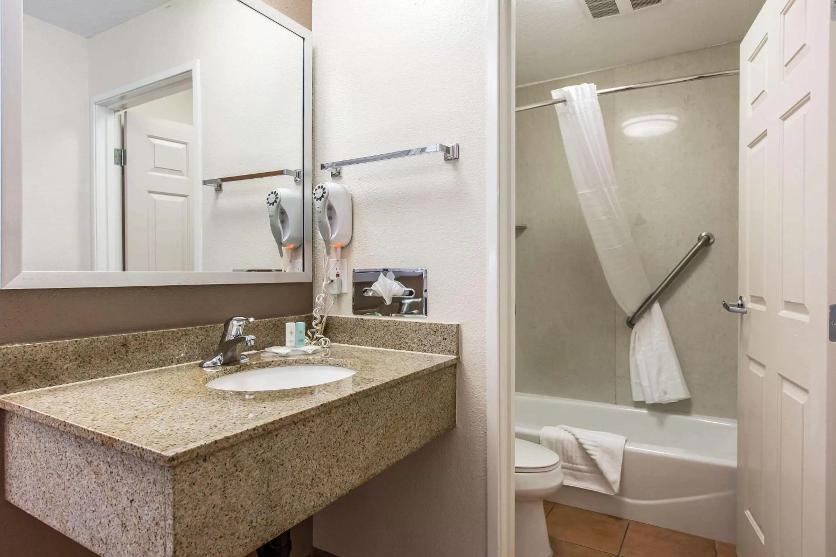 Bathroom in Comfort Inn Los Angeles near Hollywood