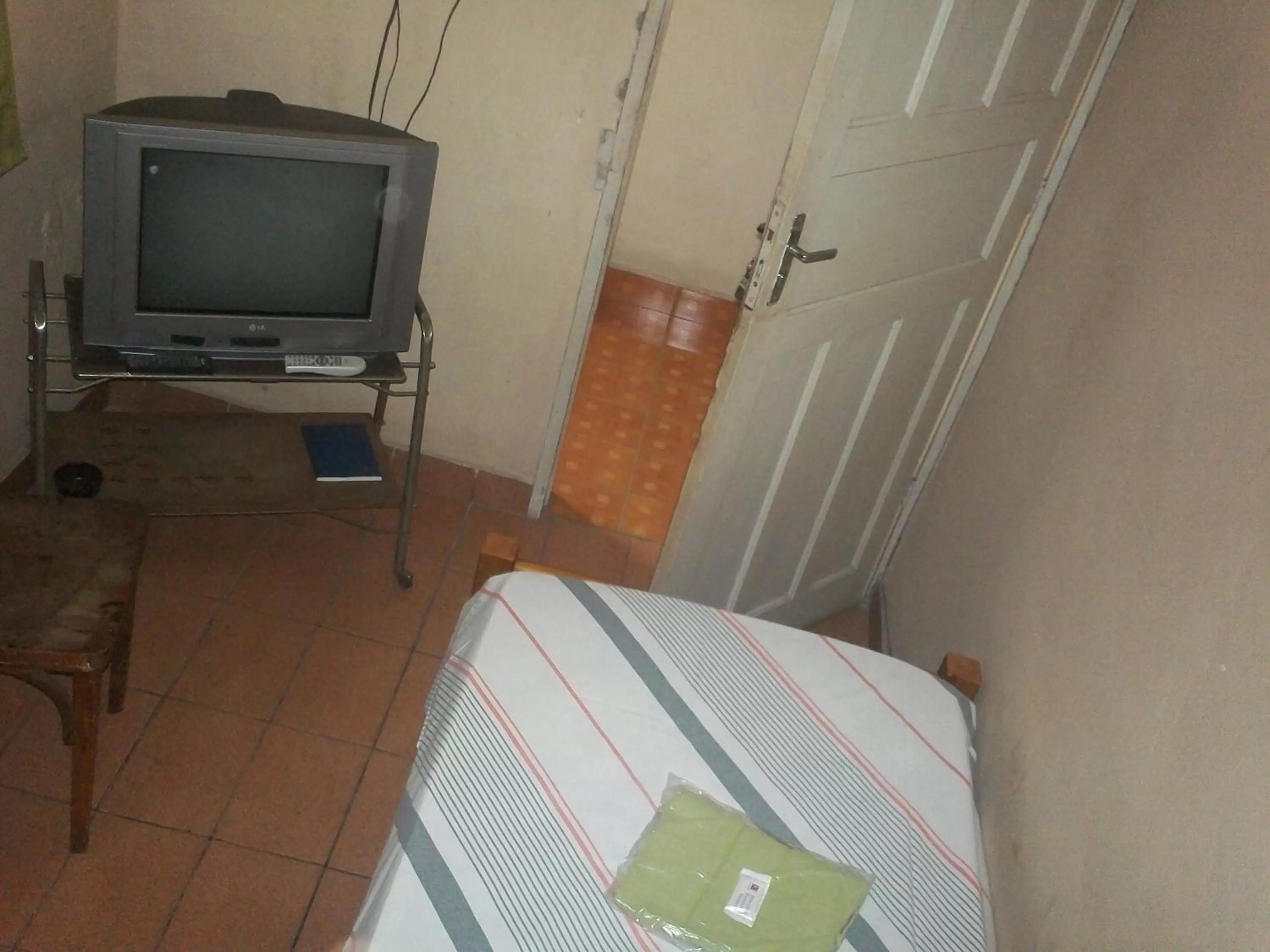 Photo of the whole room, TV/Entertainment Center in Hotel Chaves - Quartos Individuais