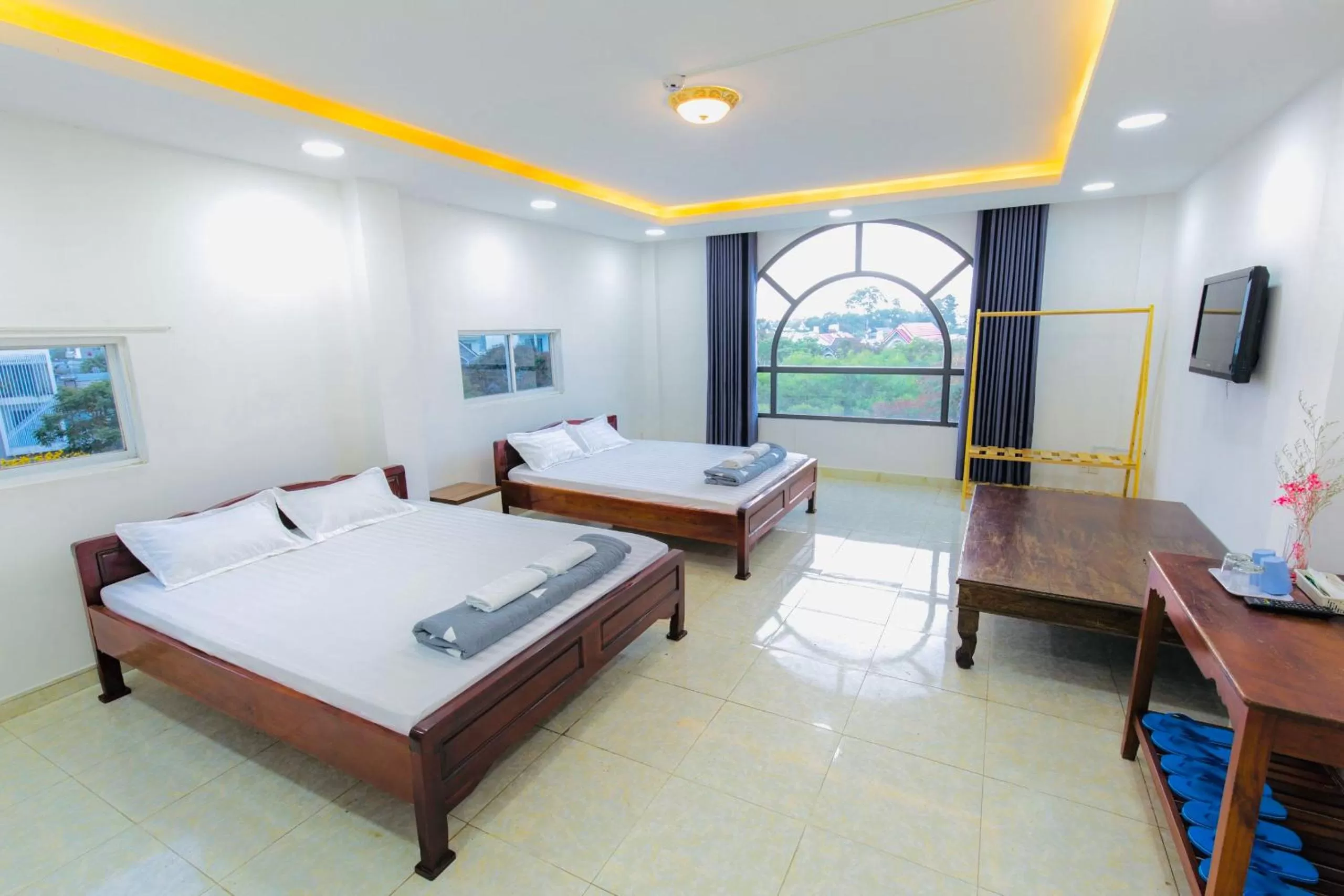 Communal lounge/ TV room, Bed in Hotel Hoa Cúc Phương Dĩ An - Bình Dương