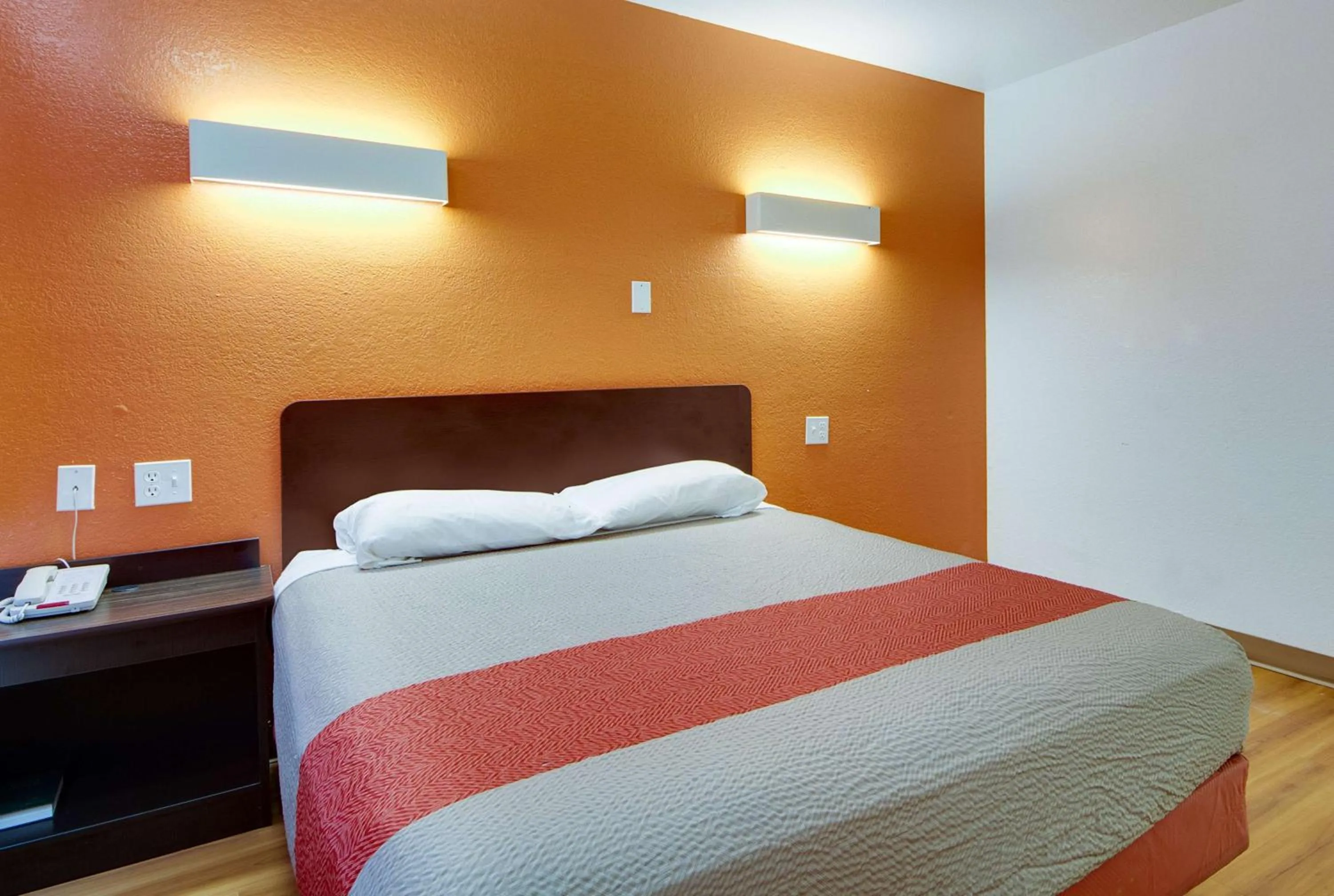 Photo of the whole room, Bed in Avera Suites