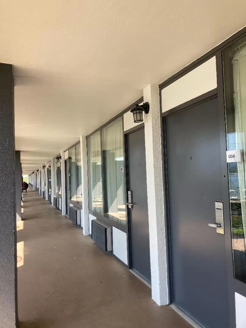 King Room - Mobility Access in Wyndham Garden Lake Guntersville