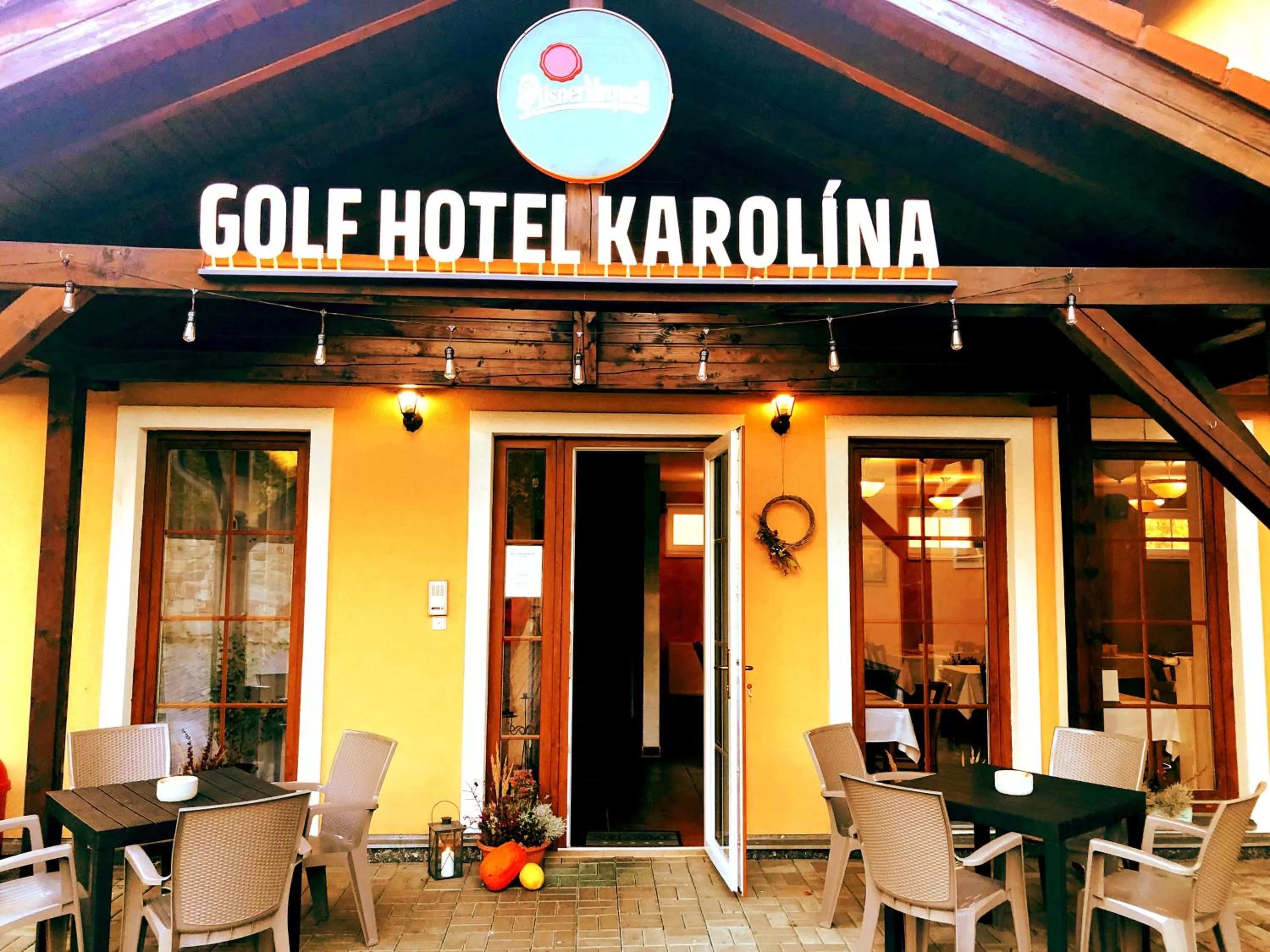 Restaurant/places to eat in Hotel Karolina