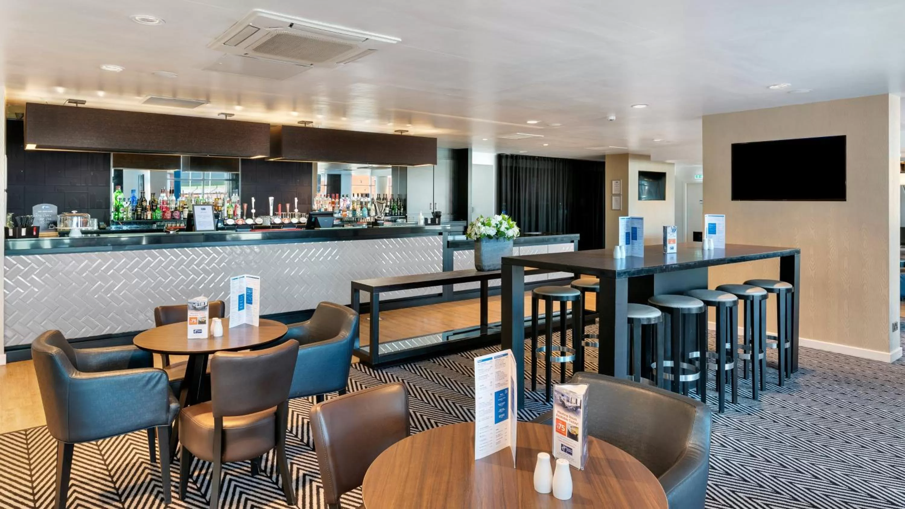 Lounge or bar in Holiday Inn Express Leigh - Sports Village by IHG