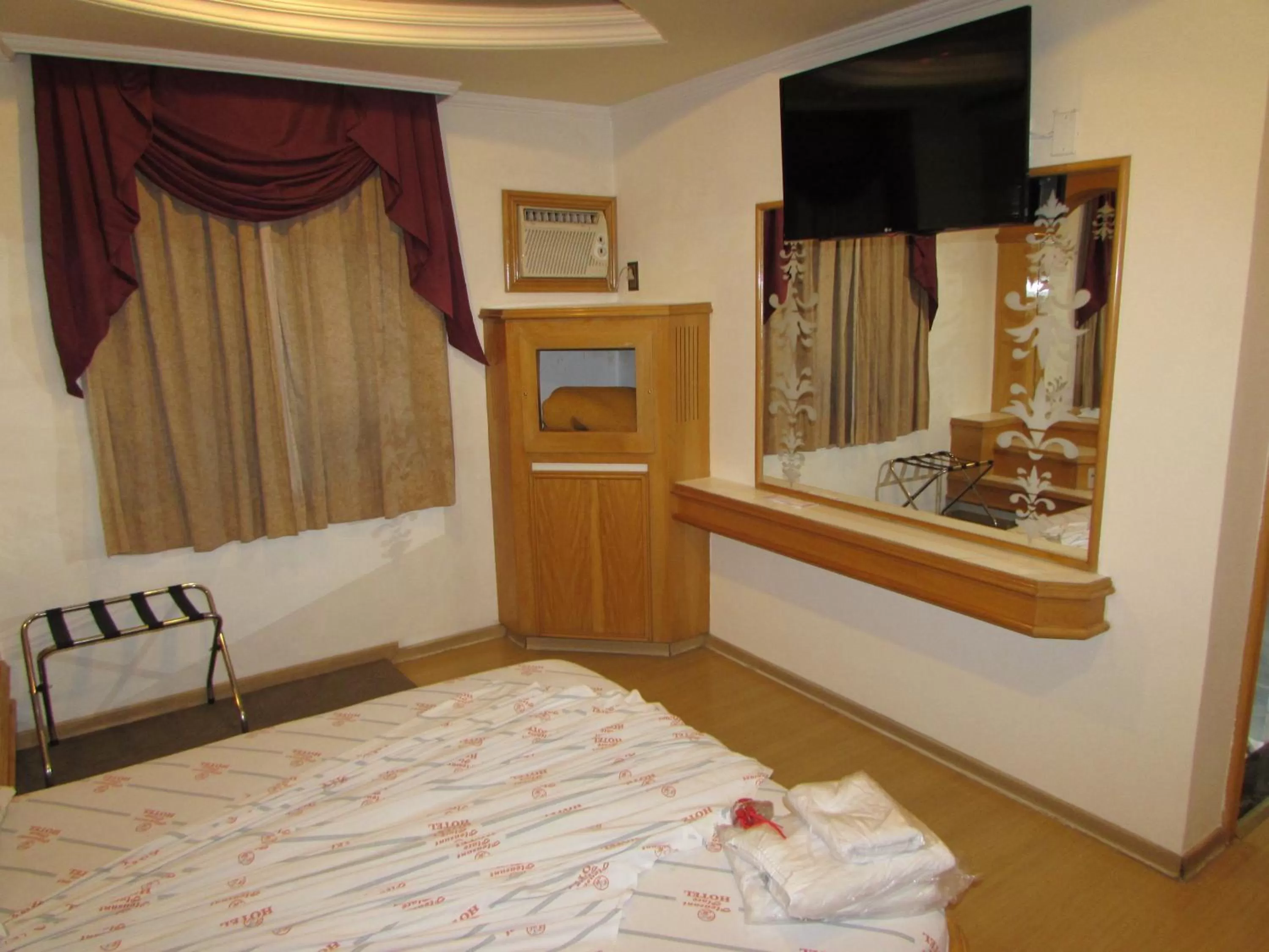 Bedroom, TV/Entertainment Center in Pleasant Place Hotel