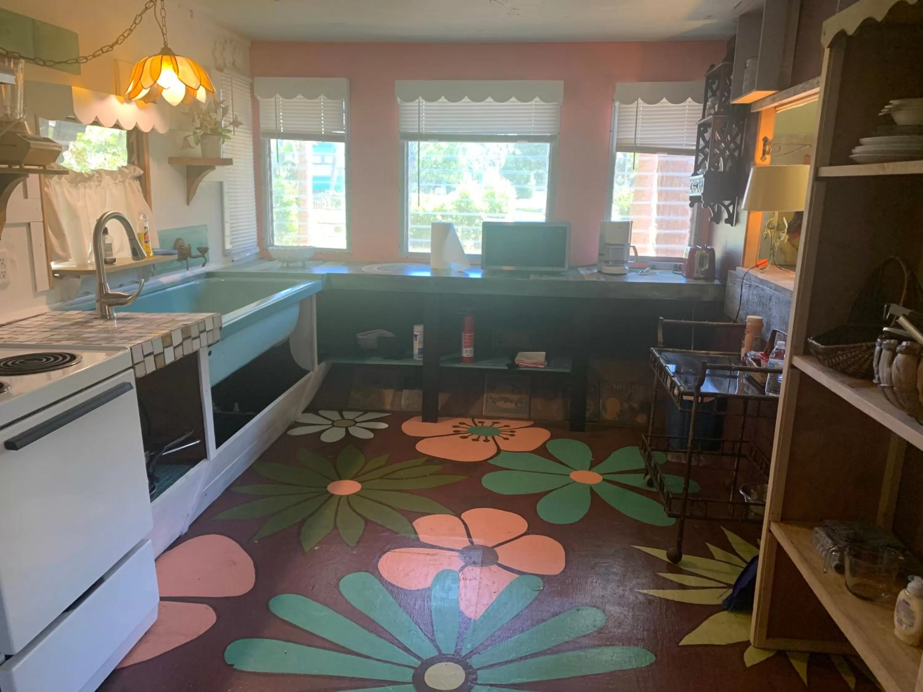 Kitchen or kitchenette in Nature Coast Inn & Cottages