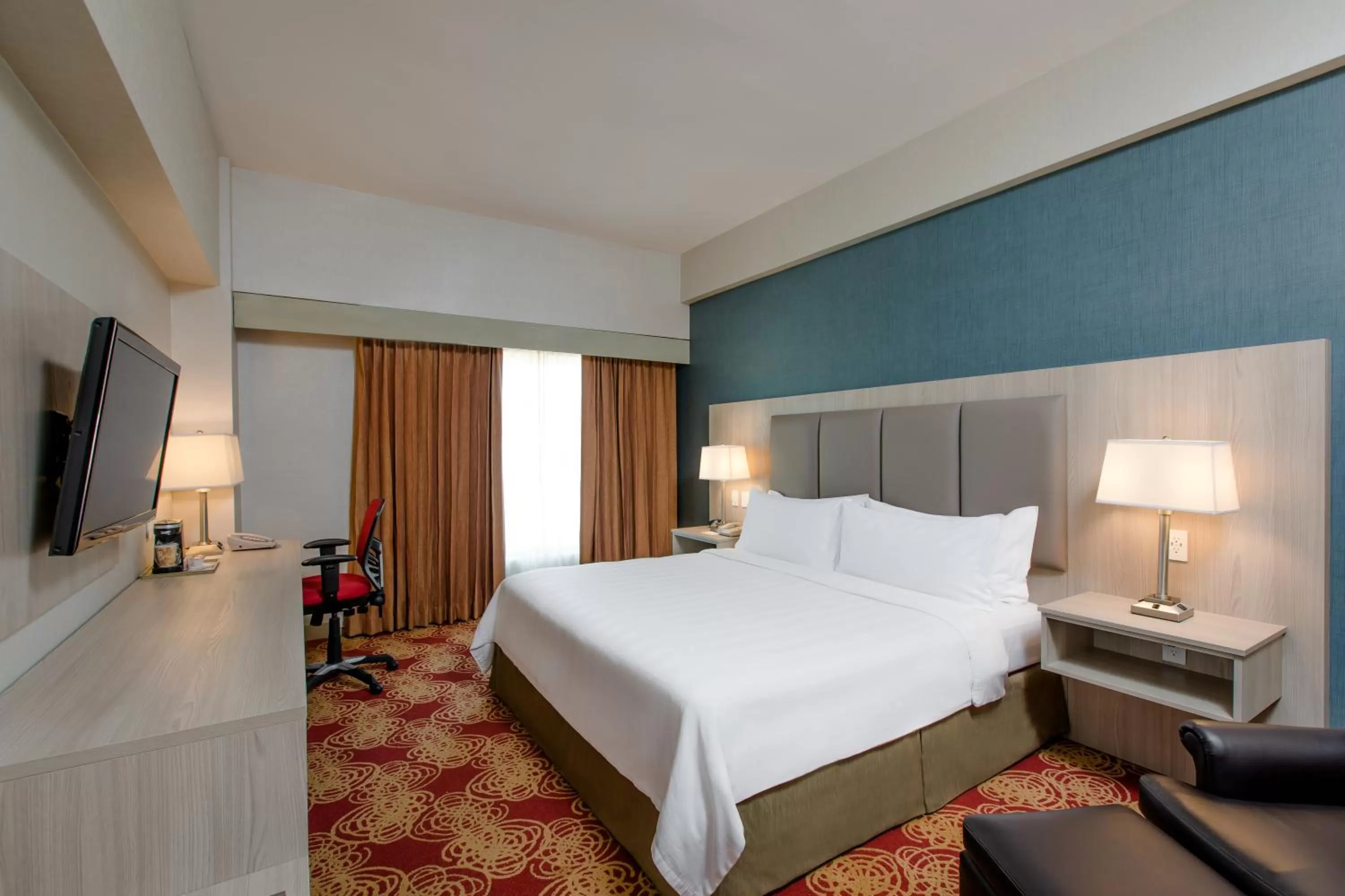 Photo of the whole room, Bed in Holiday Inn Convention Center by IHG
