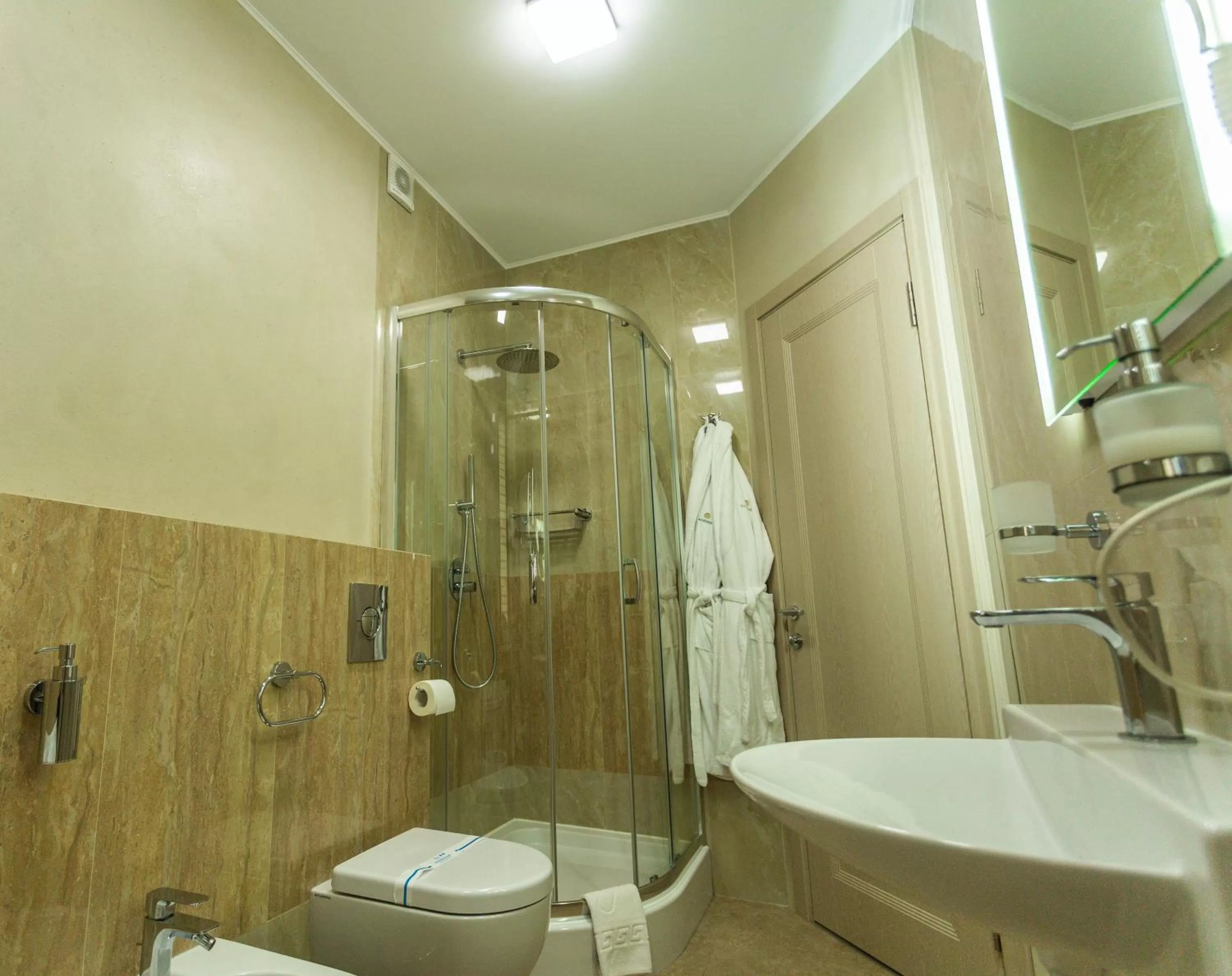 Shower, Bathroom in Hotel "Mandarin Clubhouse"