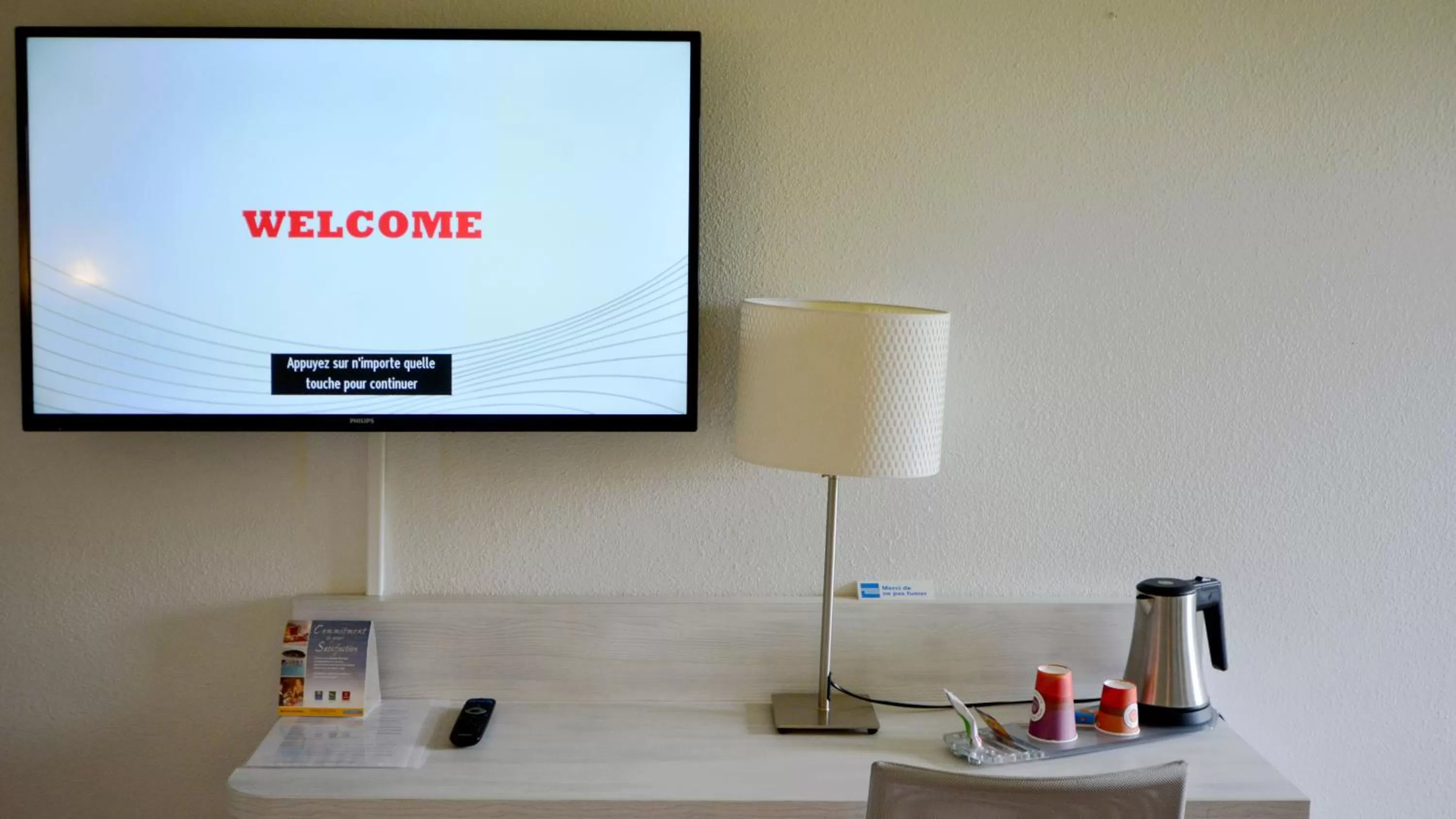 TV and multimedia in Logis - Hôtel & Restaurant des Lacs Paris Sud