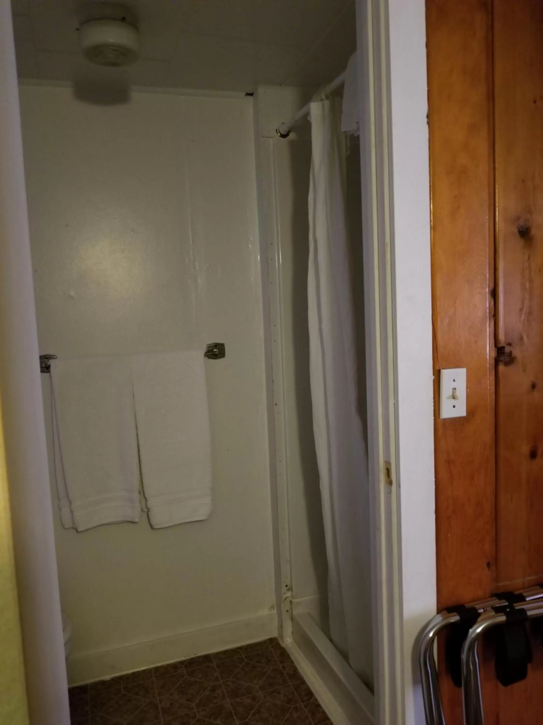 Shower in Little River Motel Saint Regis
