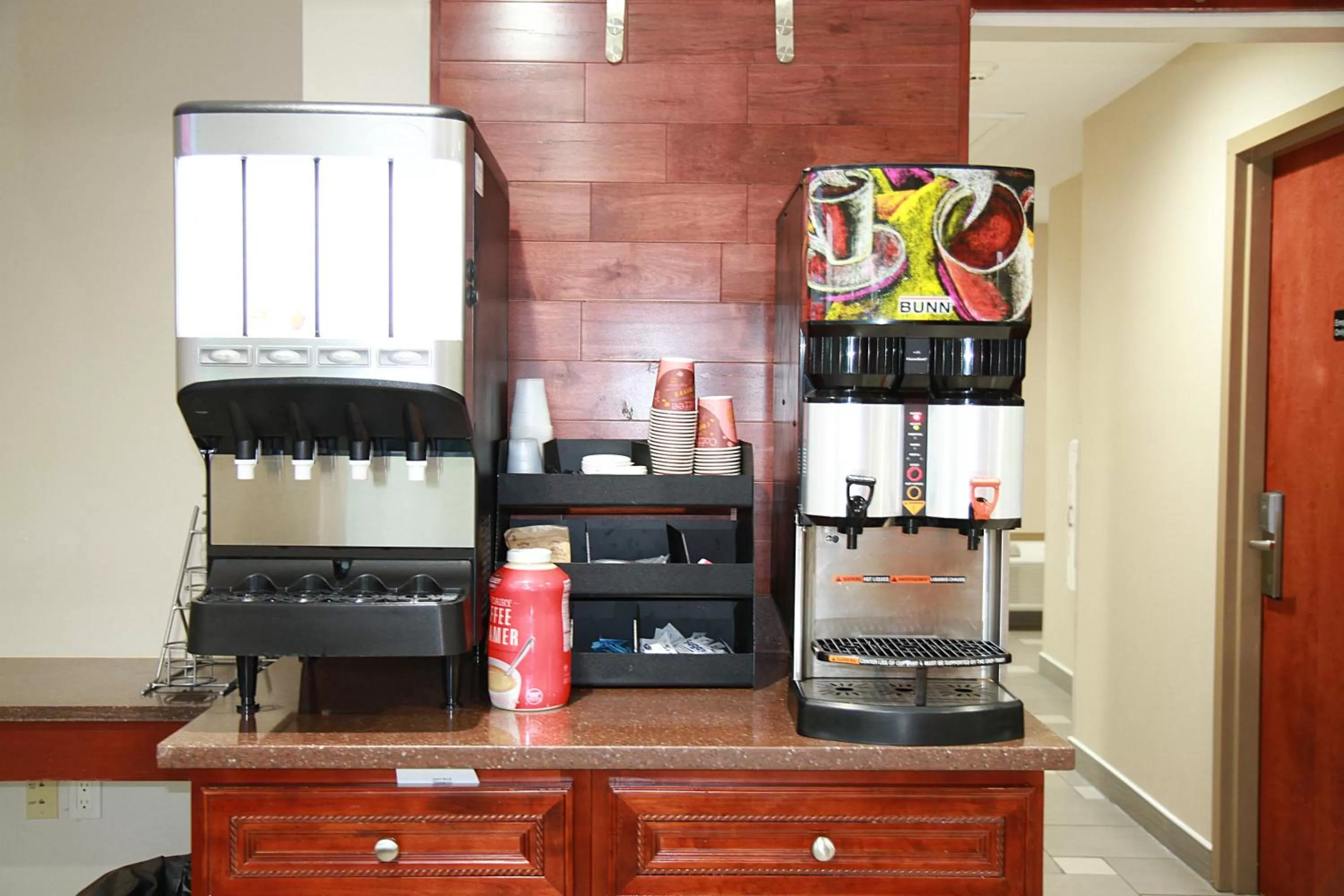 Coffee/tea facilities in Travel Inn & Suites Flemington