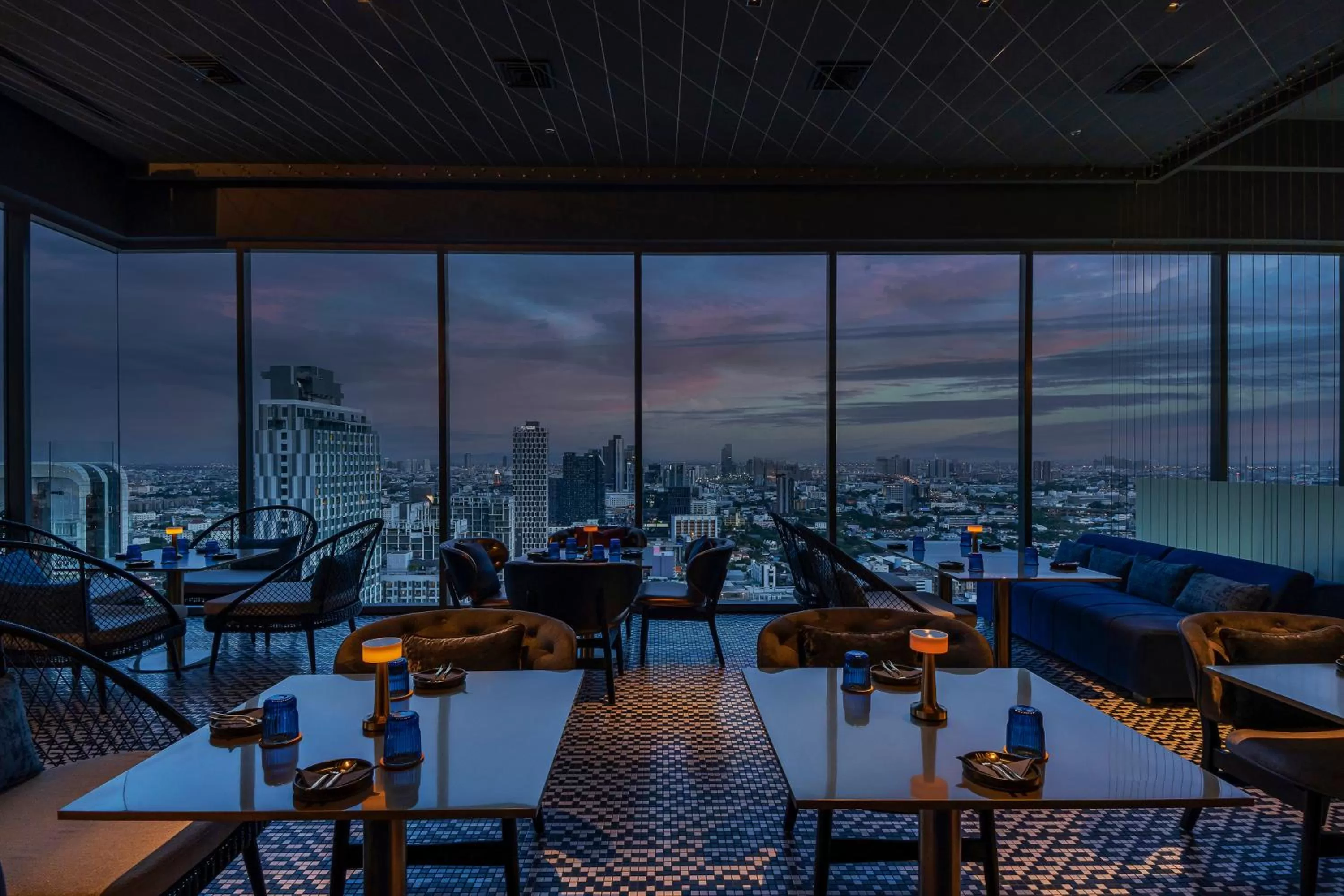 Lounge or bar in INNSiDE by Meliá Bangkok Sukhumvit