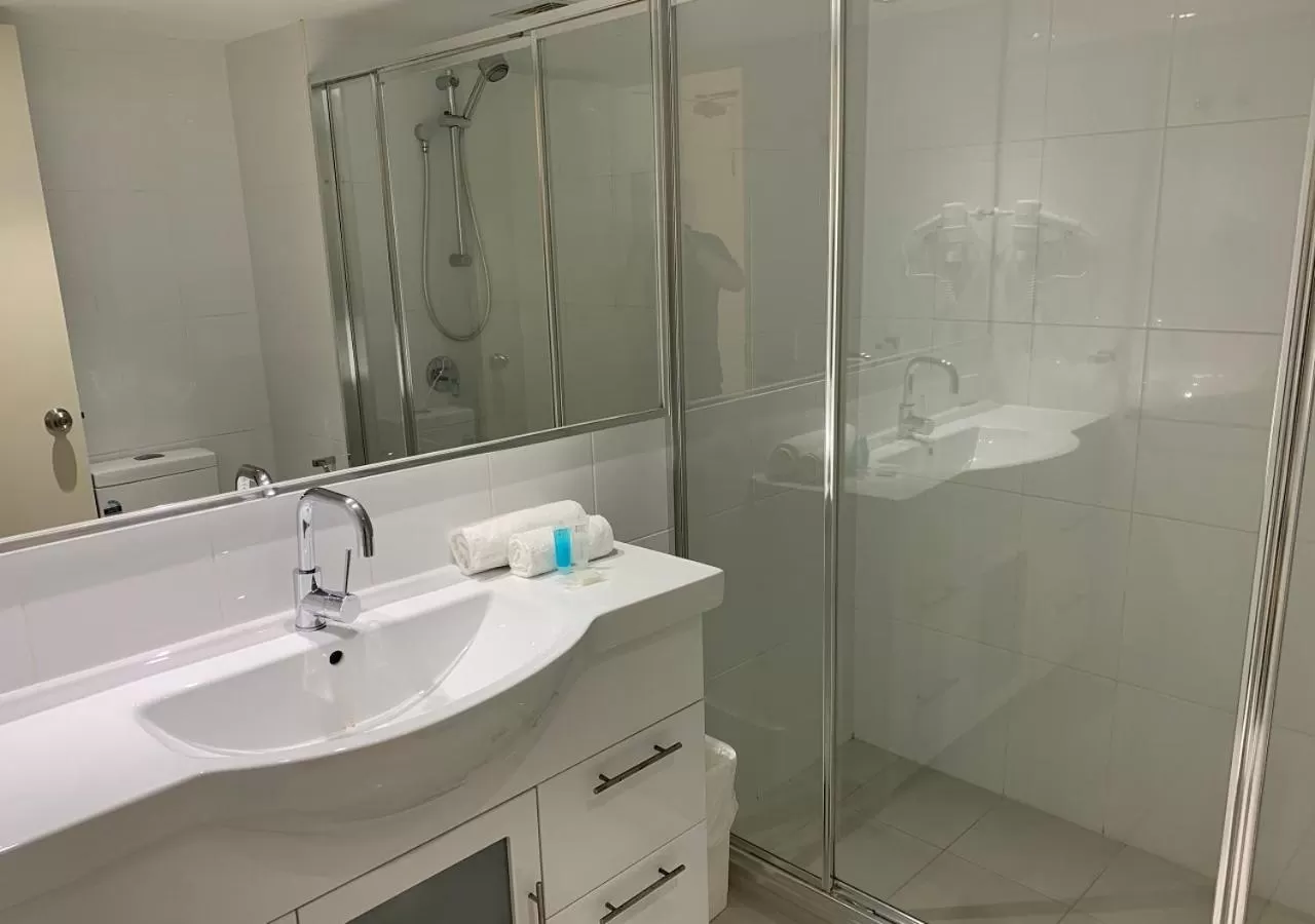 Shower in Outrigger Burleigh