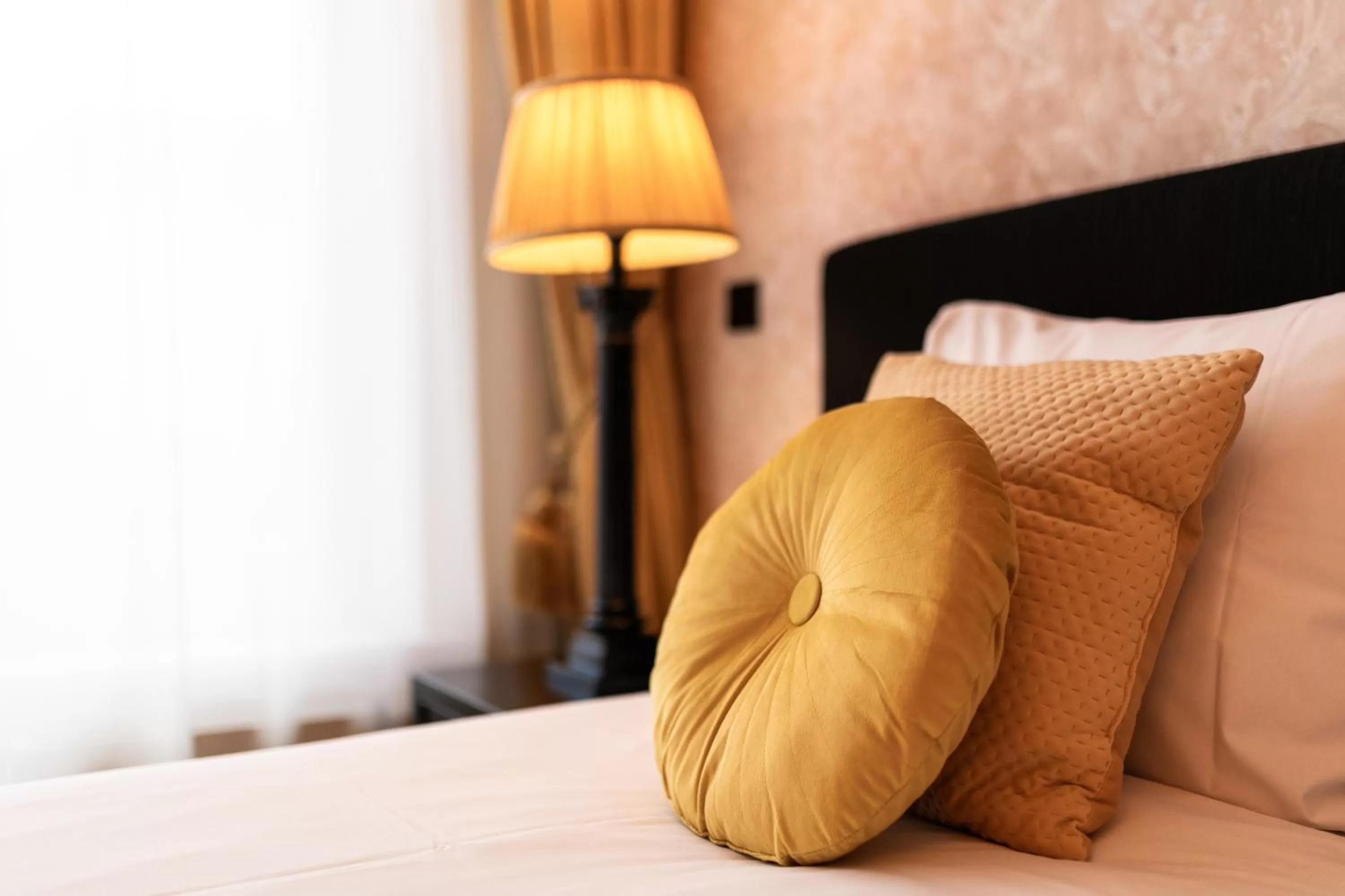 Bed in Grand Boutique Hotel-Restaurant Huis Vermeer