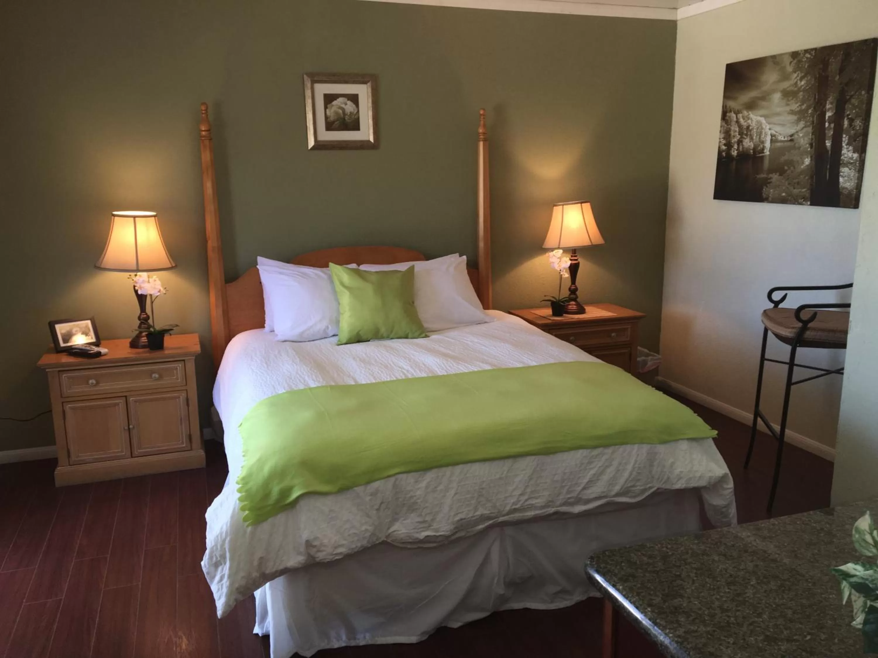 Queen Room in Olancha RV Park and Motel