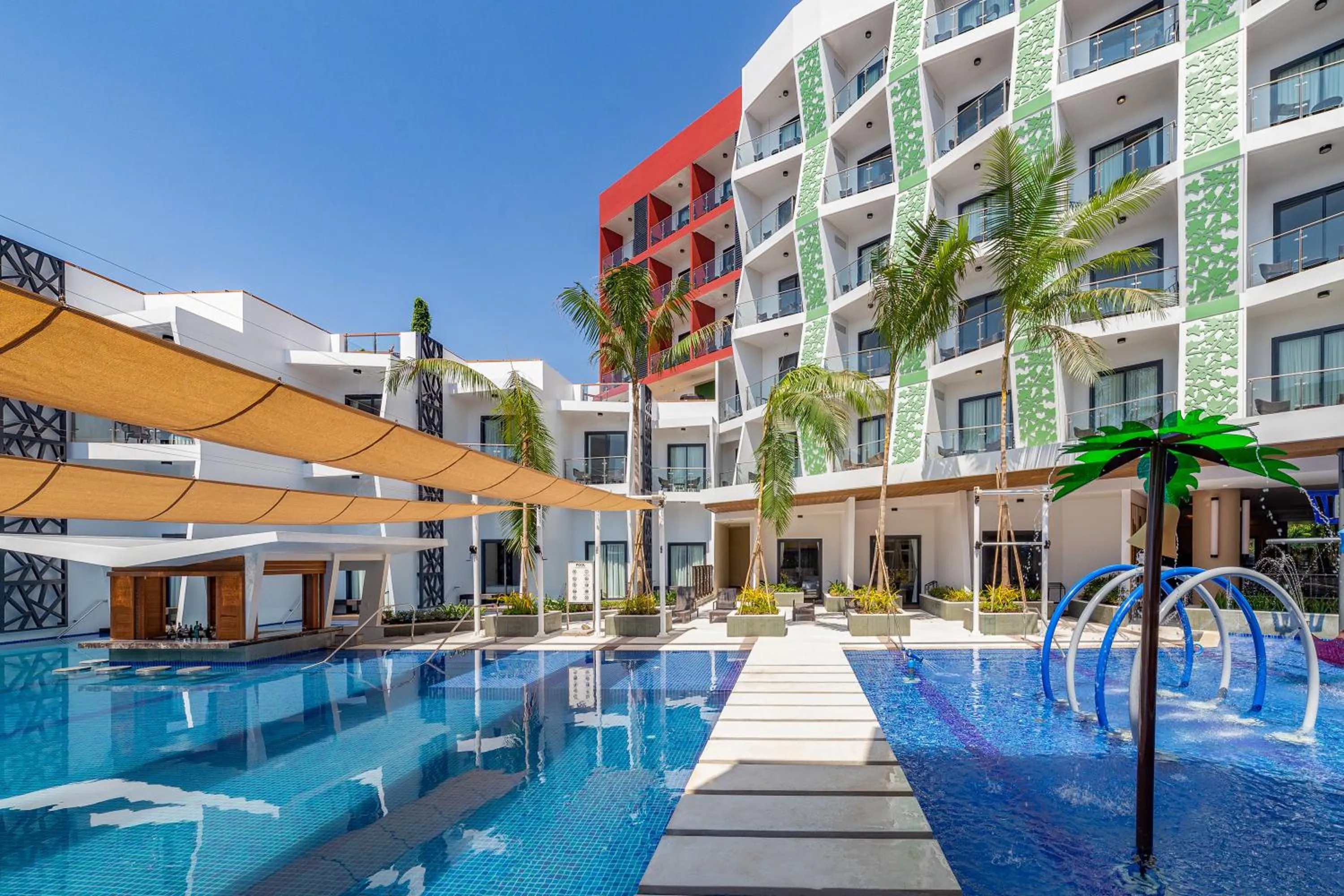 Swimming pool in Best Western Plus The Ivywall Resort-Panglao