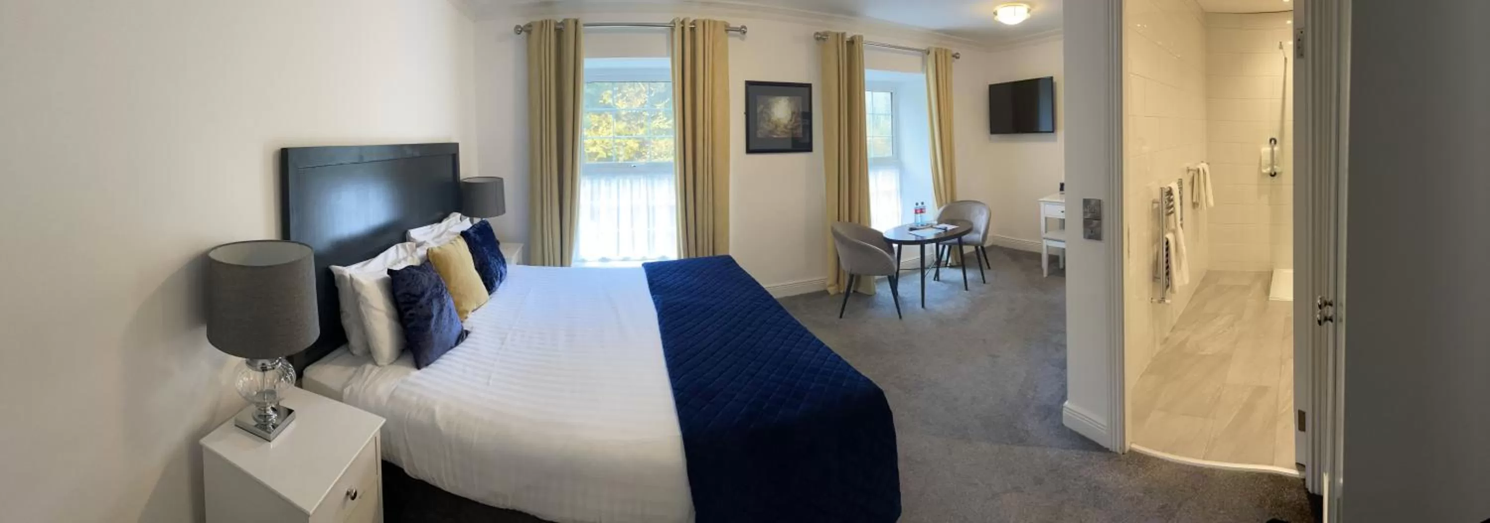 Photo of the whole room, Bed in Commodore Hotel