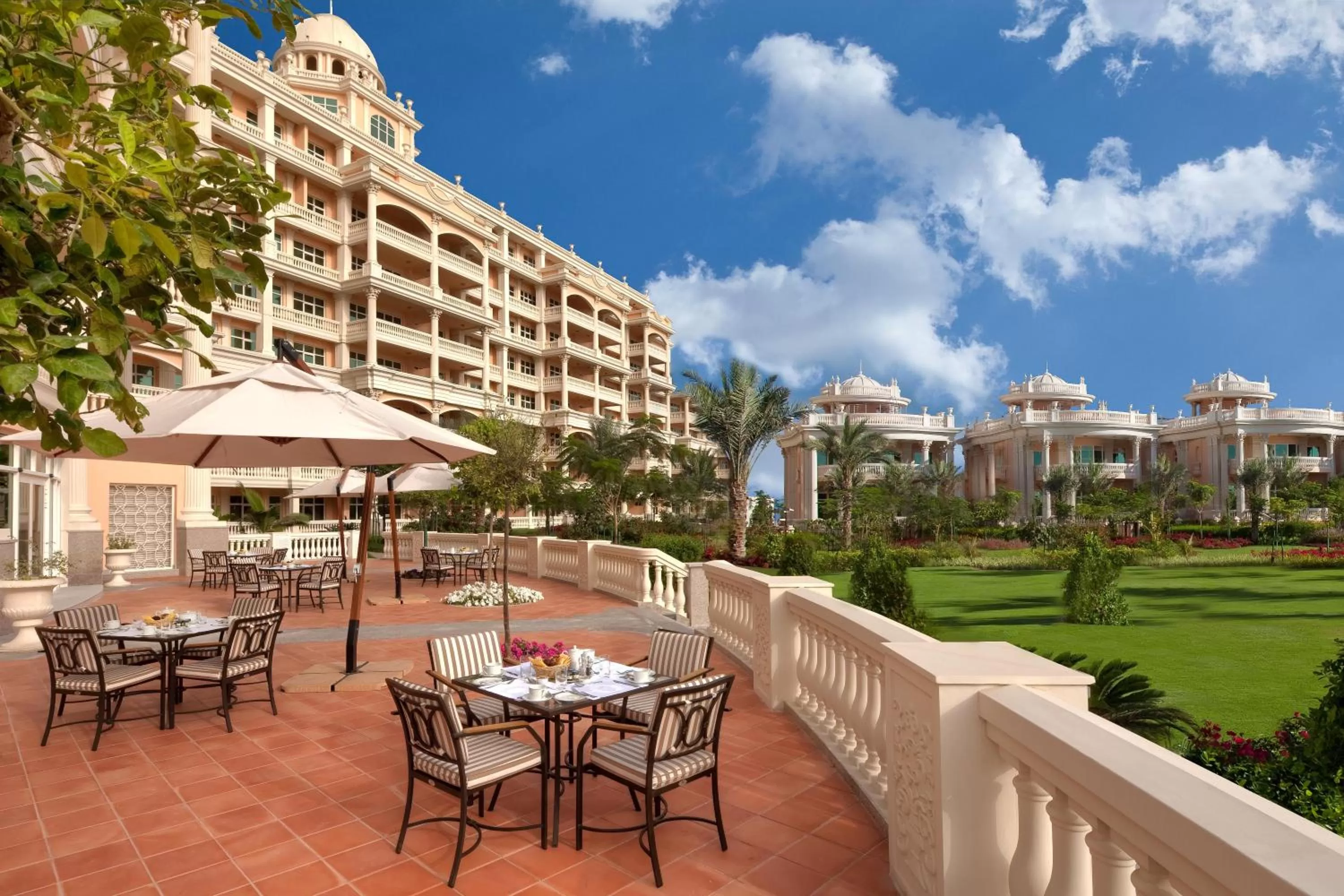Restaurant/places to eat in Kempinski Hotel Palm Jumeirah