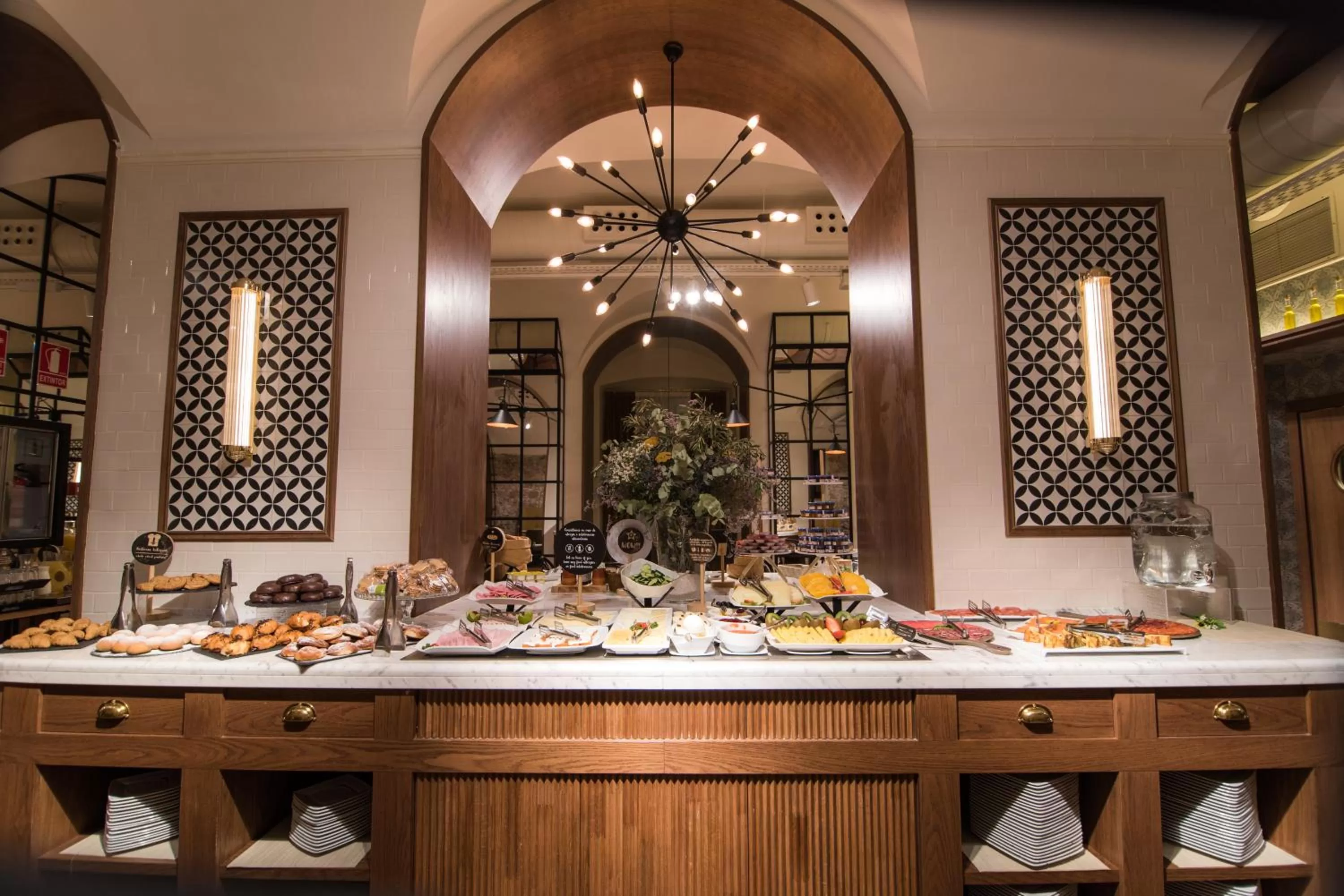 Restaurant/places to eat in Petit Palace Boqueria Garden