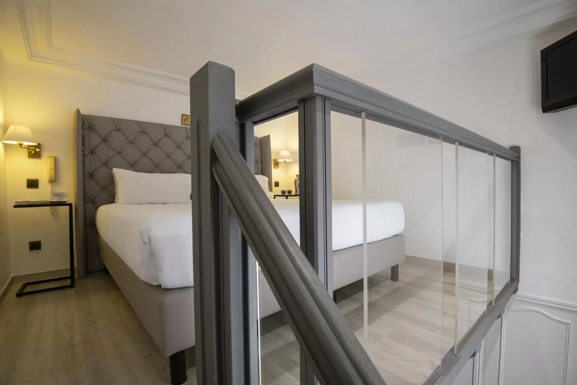 Bed in GOLDEN TULIP CANNES HOTEL de PARIS